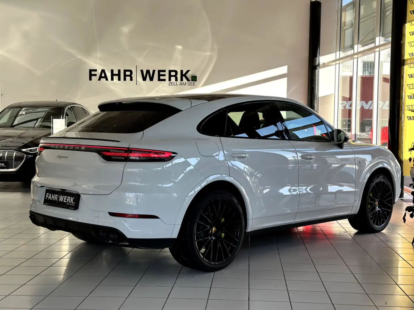 Porsche Cayenne Coupe E-Hybrid *Sport Chrono Paket* *Soft Close* Weiß - 2