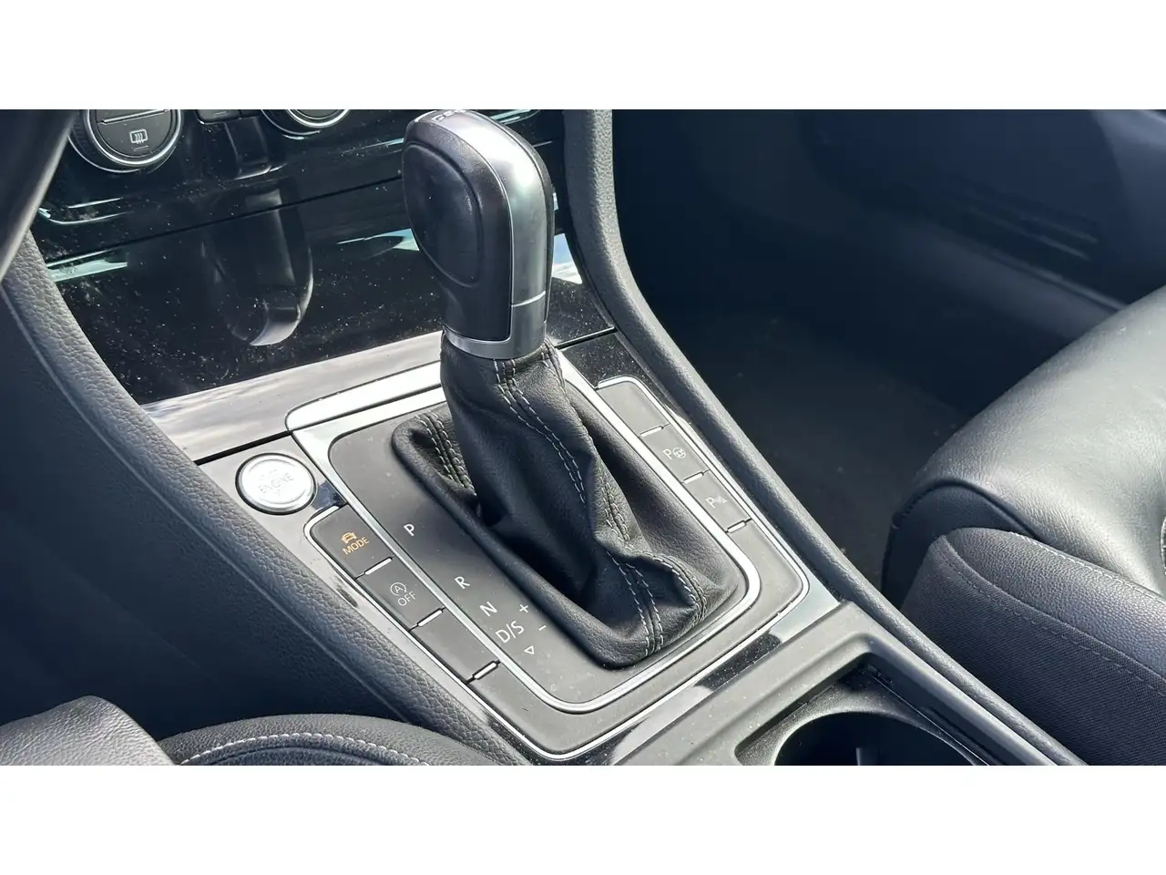 Volkswagen Golf Standard Model — photo 24