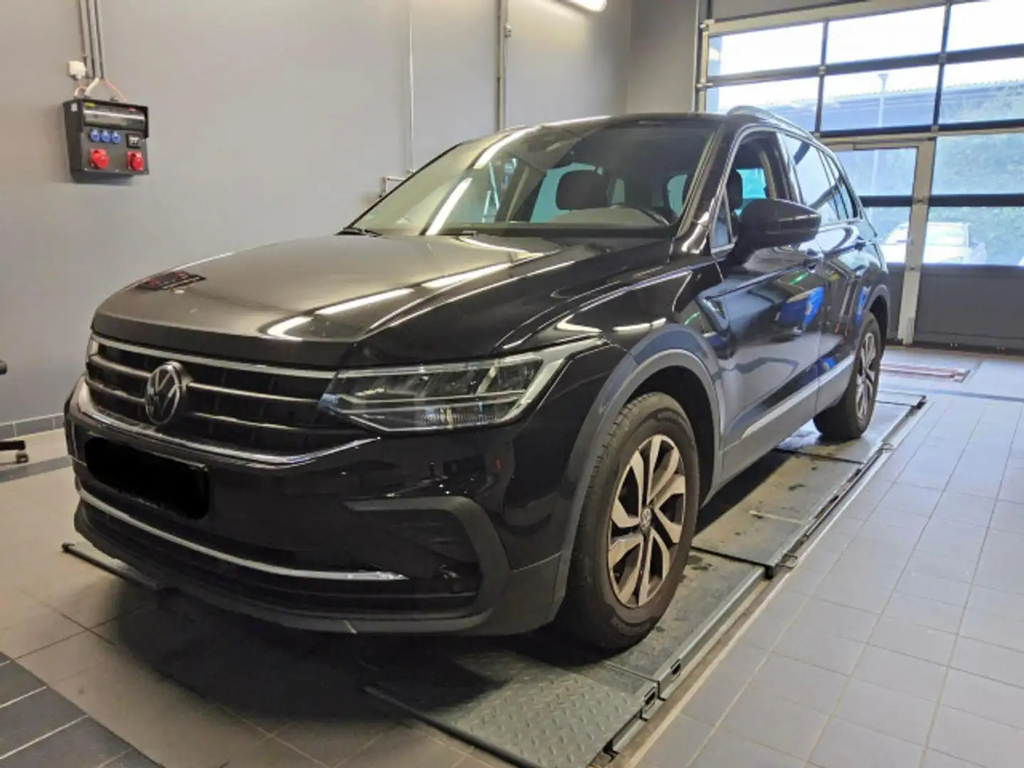 Volkswagen Tiguan Active 1.5 TSI *ACC*AHK*LED*NAVI*KAM*17'' Schwarz - 2