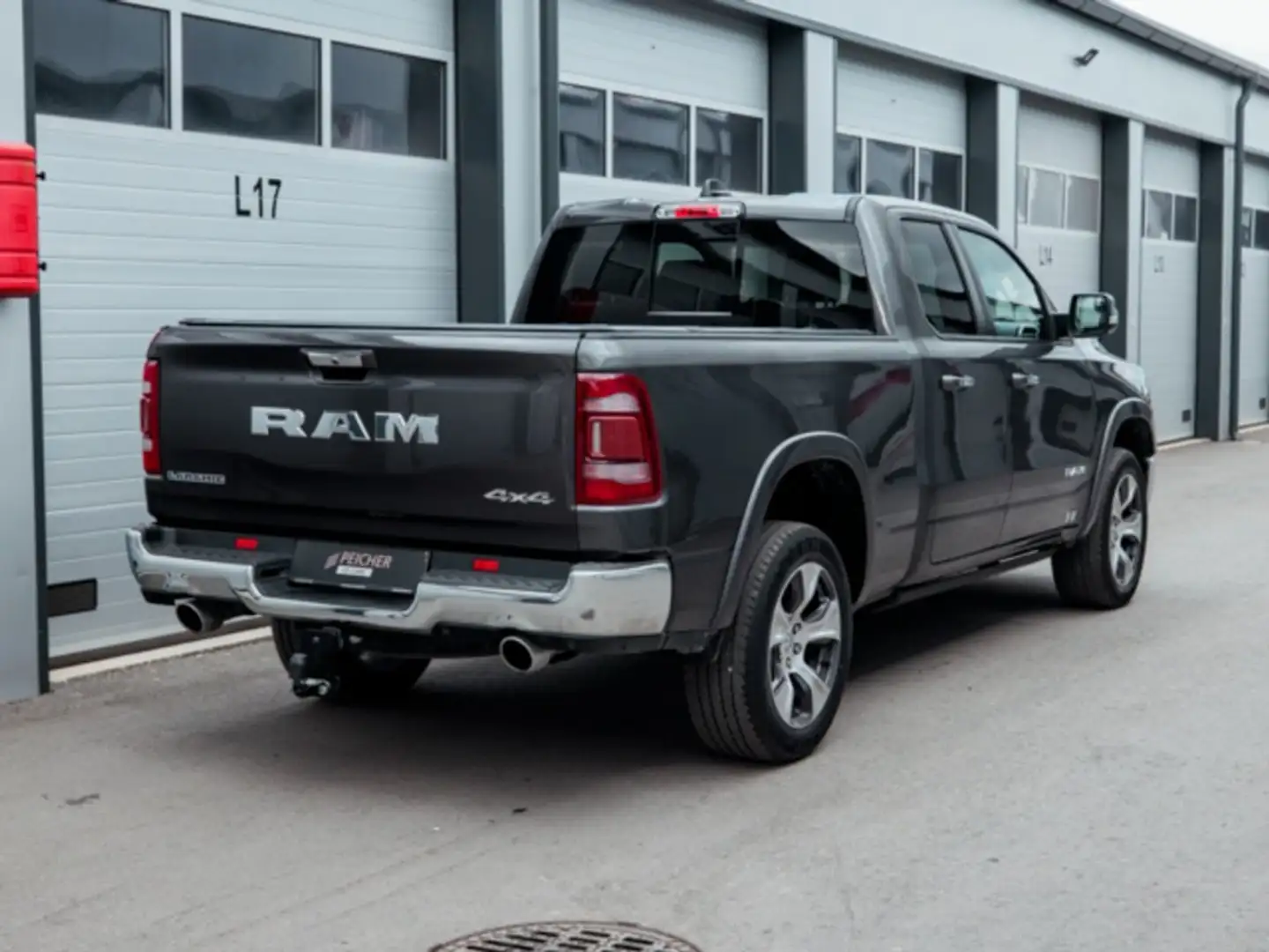 RAM 1500 Ram 1500 Laramie Quad Cab 6'4''-Bed 4x4 Grau - 2