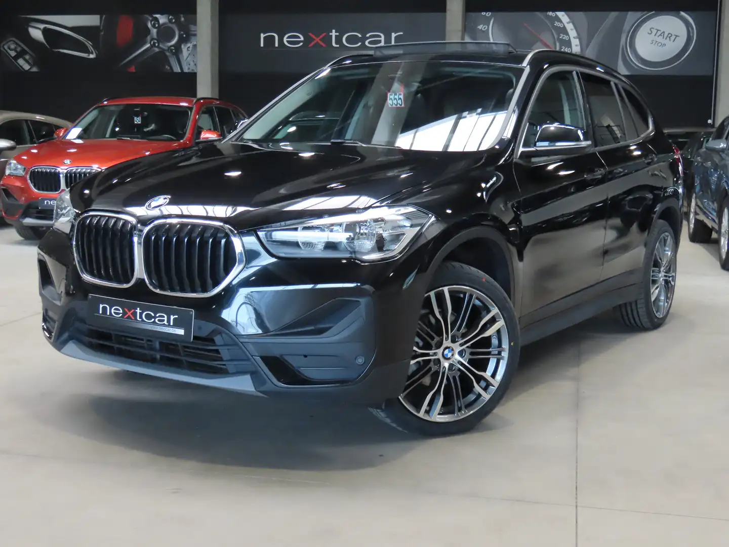 BMW X1 16dA SDrive *NAVI PRO-CUIR-TOIT PANO-PARKING* Zwart - 1