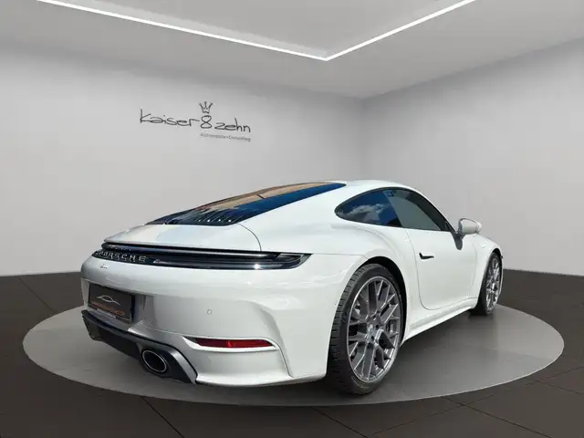 Porsche 911 view 8