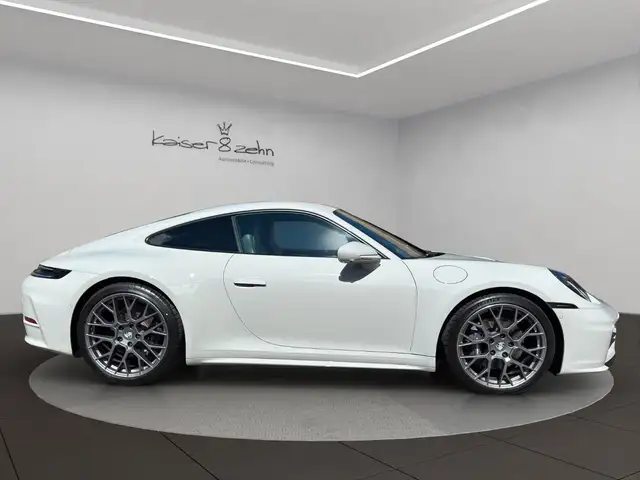 Porsche 911 view 5
