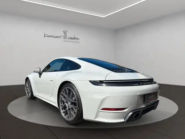 Porsche 911 view 6