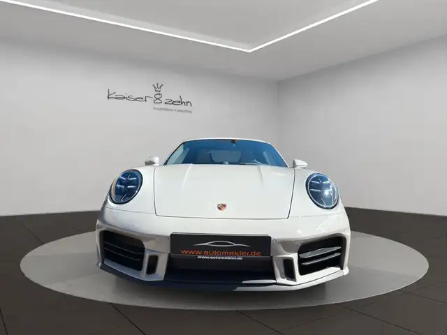 Porsche 911 view 4