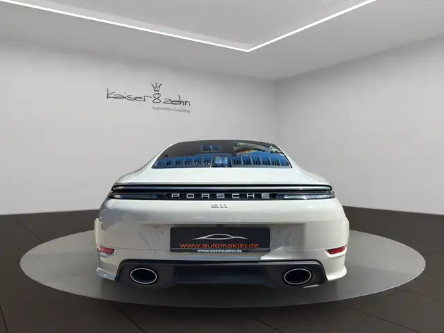 Porsche 911 view 7