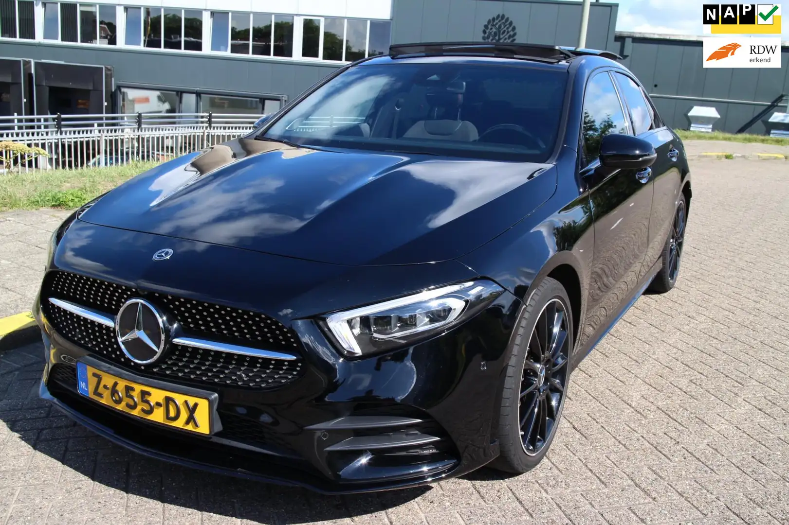 Mercedes-Benz A 250 e Business Line Zwart - 1
