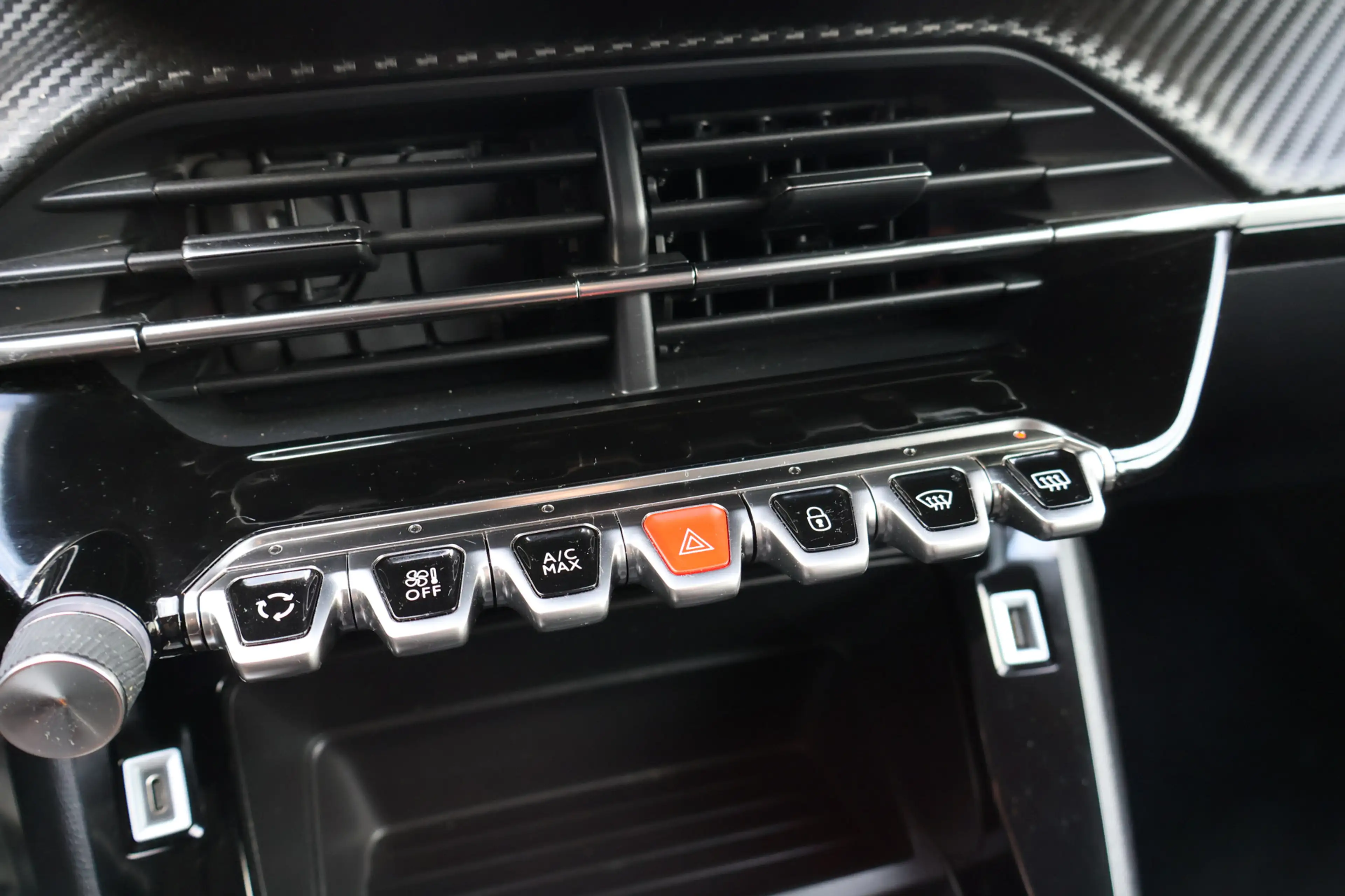 Peugeot 2008 1.2 PureTech Active — photo 13