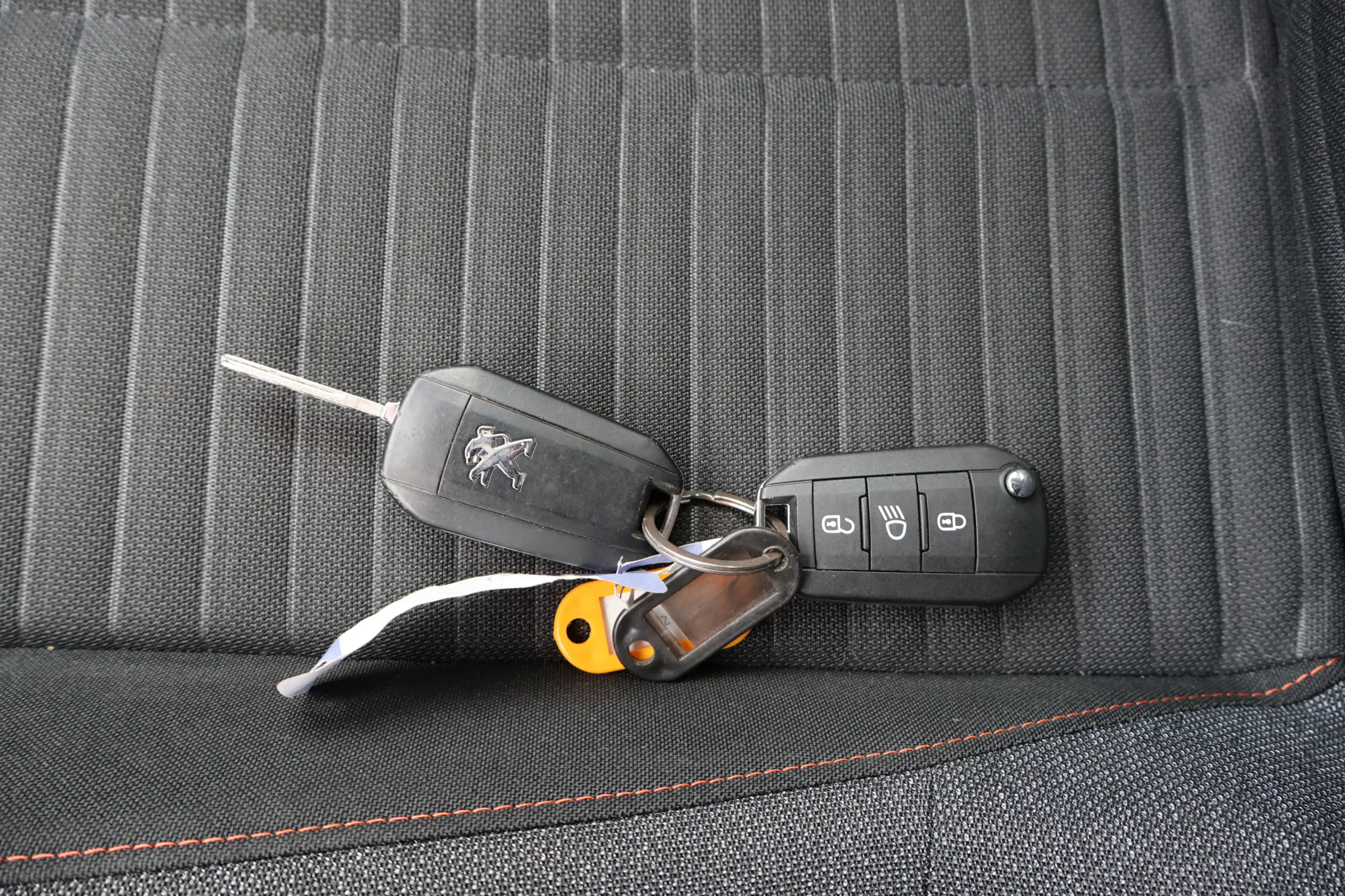 Peugeot 2008 1.2 PureTech Active — photo 14