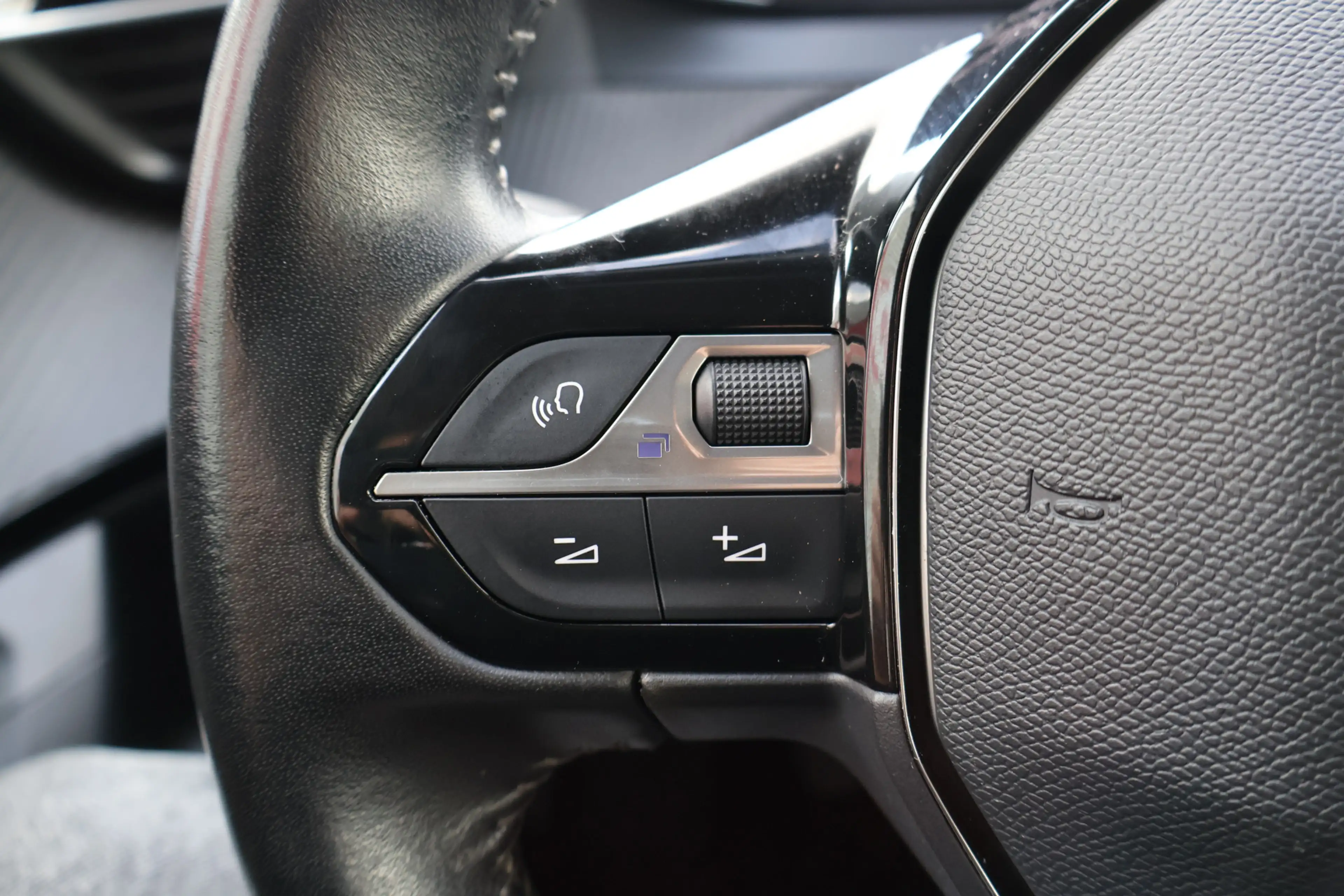 Peugeot 2008 1.2 PureTech Active — photo 11
