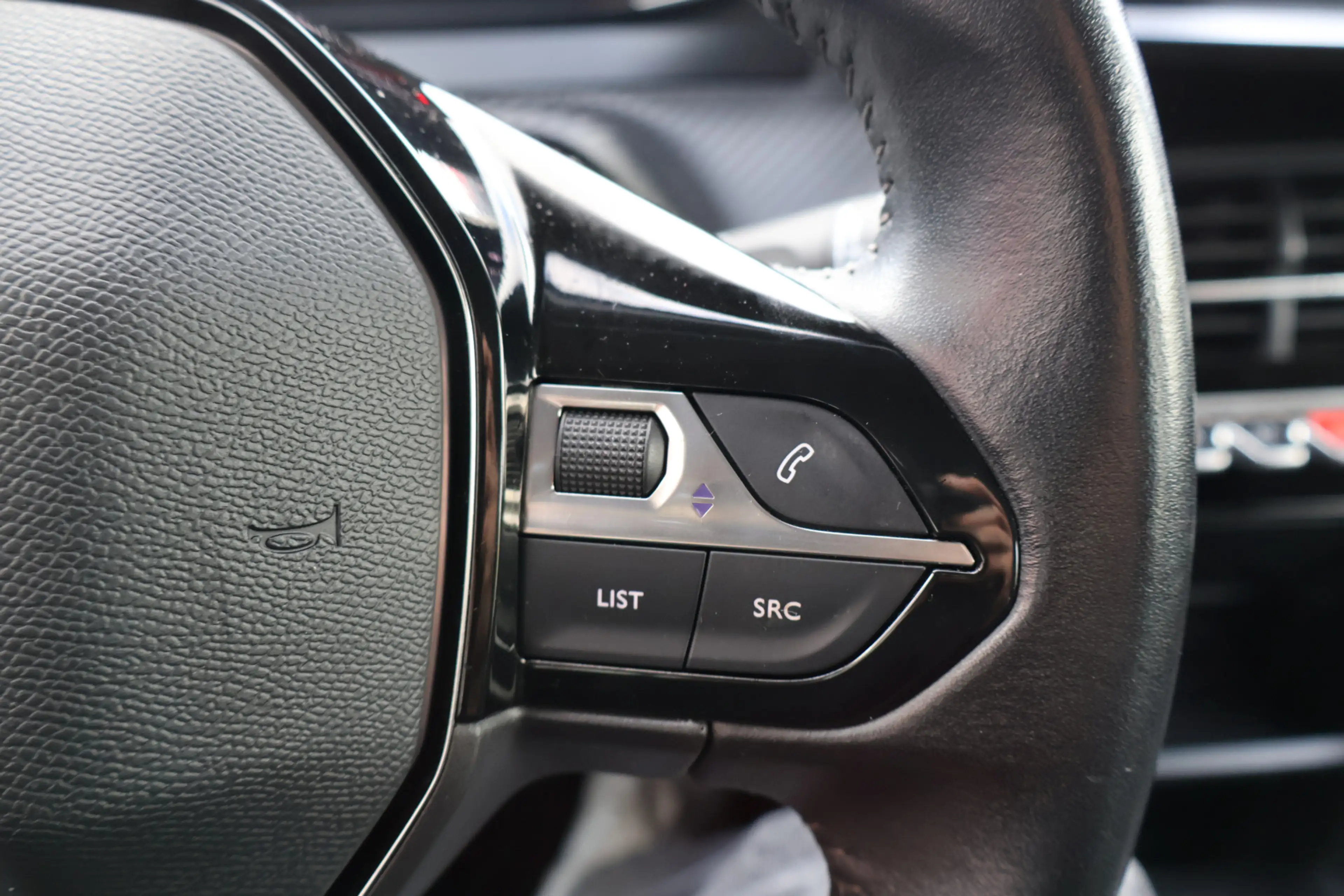 Peugeot 2008 1.2 PureTech Active — photo 12