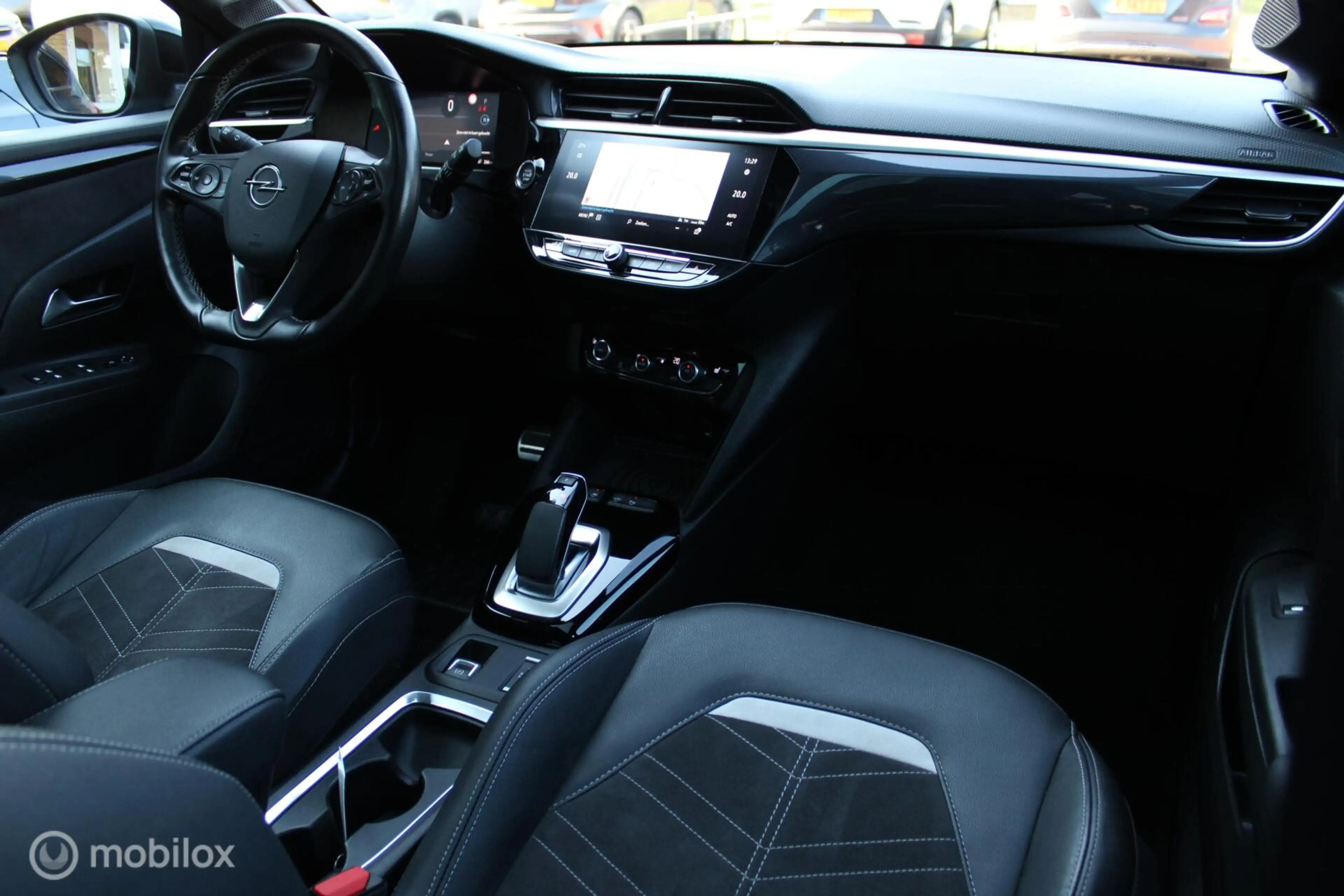 Opel Corsa-e Ultimate 50 kWh, Panoramadak, Sportstoelen, Zwart — photo 2