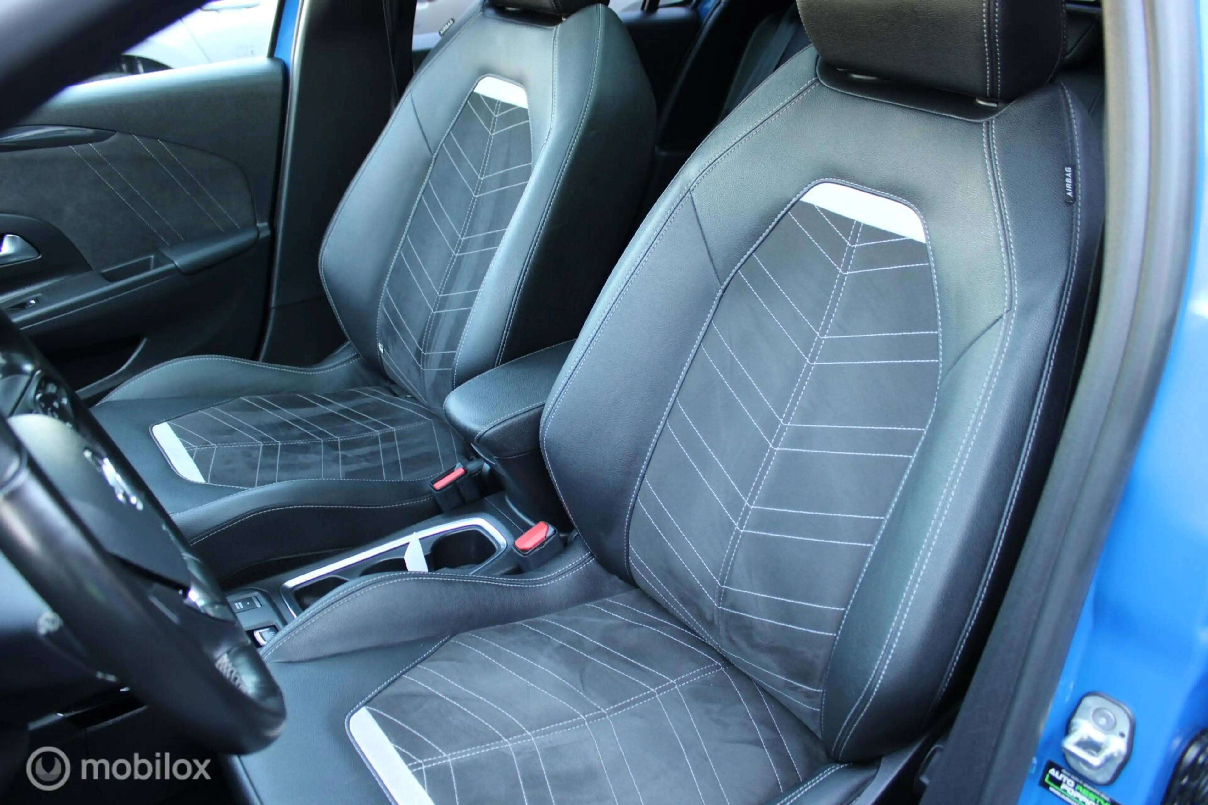 Opel Corsa-e Ultimate 50 kWh, Panoramadak, Sportstoelen, Zwart — photo 4