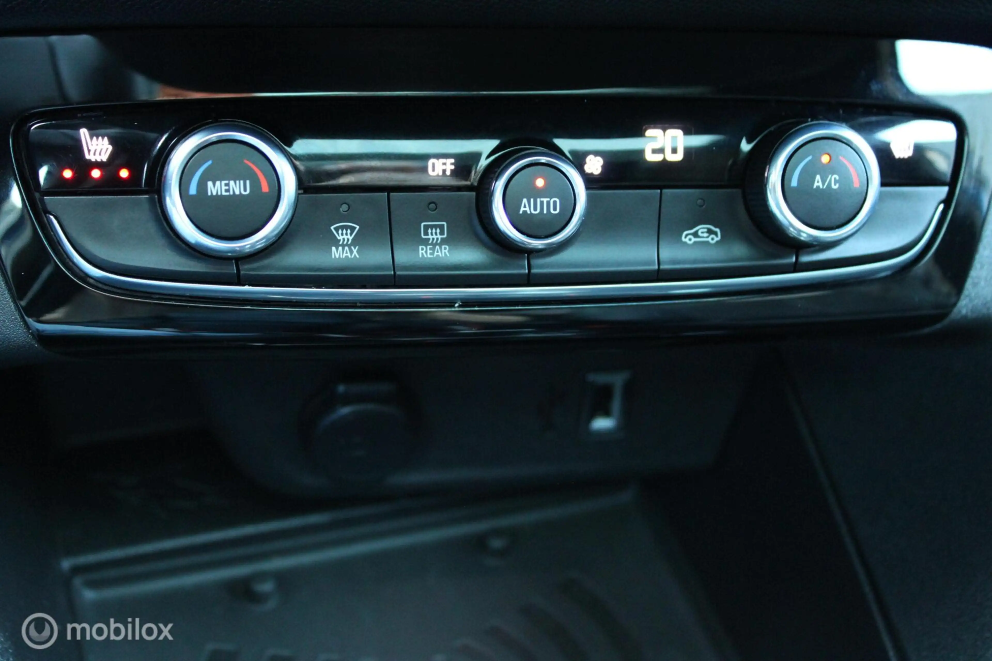 Opel Corsa-e Ultimate 50 kWh, Panoramadak, Sportstoelen, Zwart — photo 27