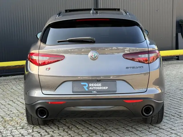 Alfa Romeo Stelvio view 8