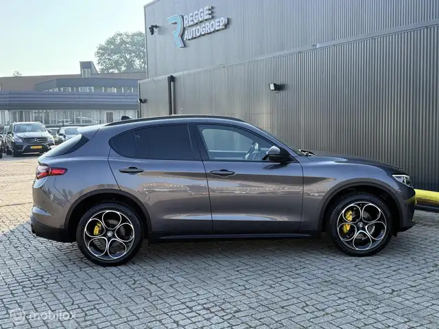 Alfa Romeo Stelvio view 9