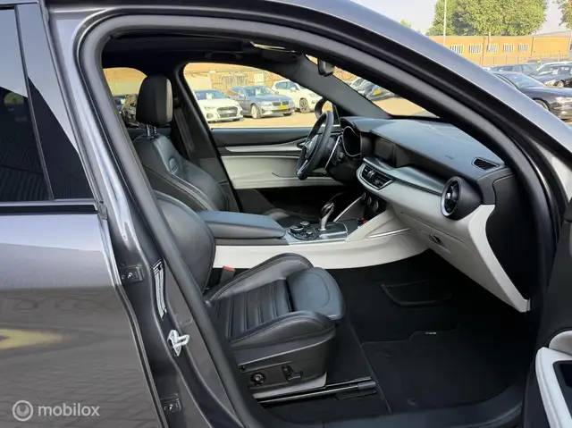 Alfa Romeo Stelvio view 14