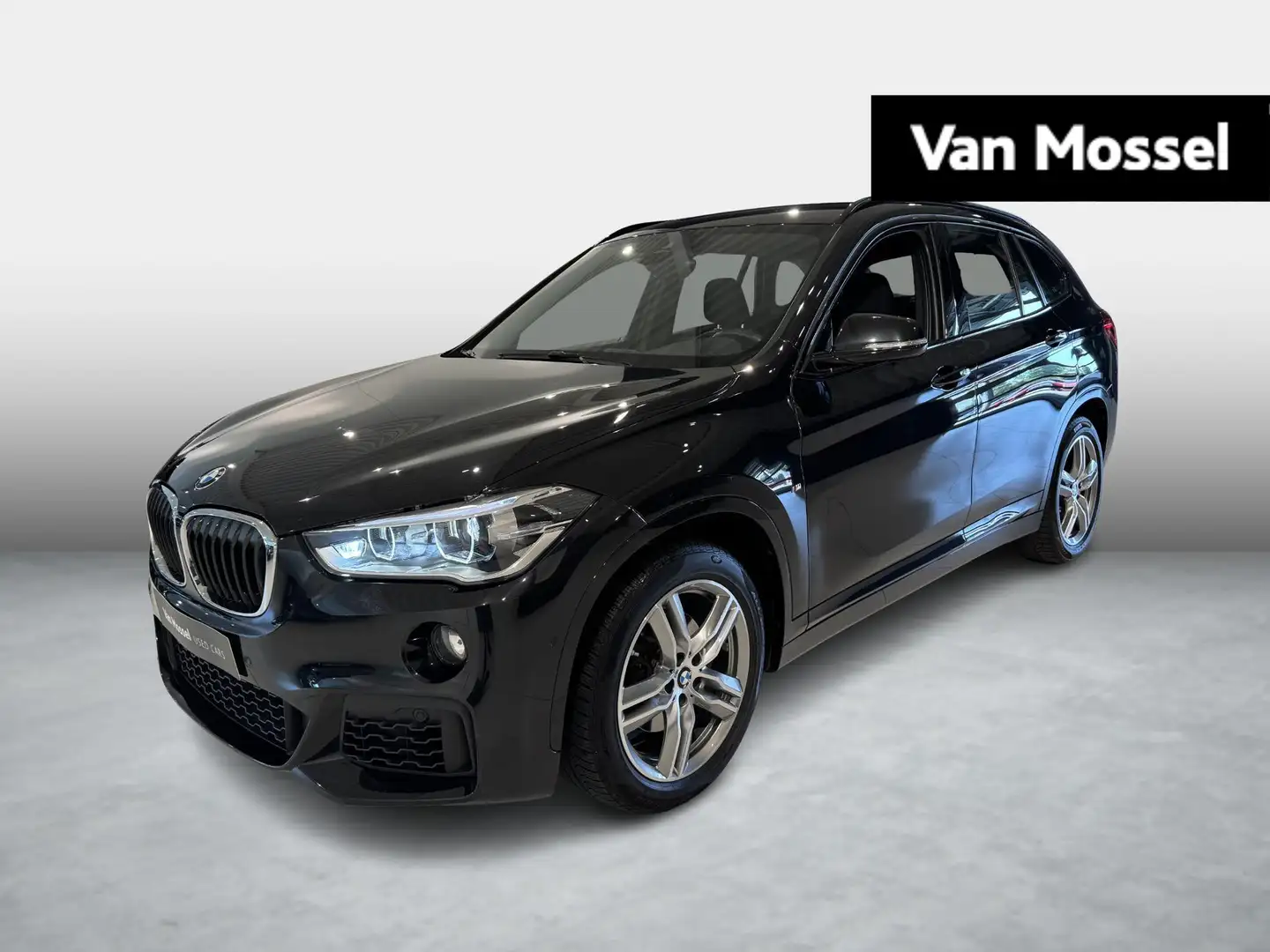 BMW X1 sDrive18iA M-Pack Schwarz - 1
