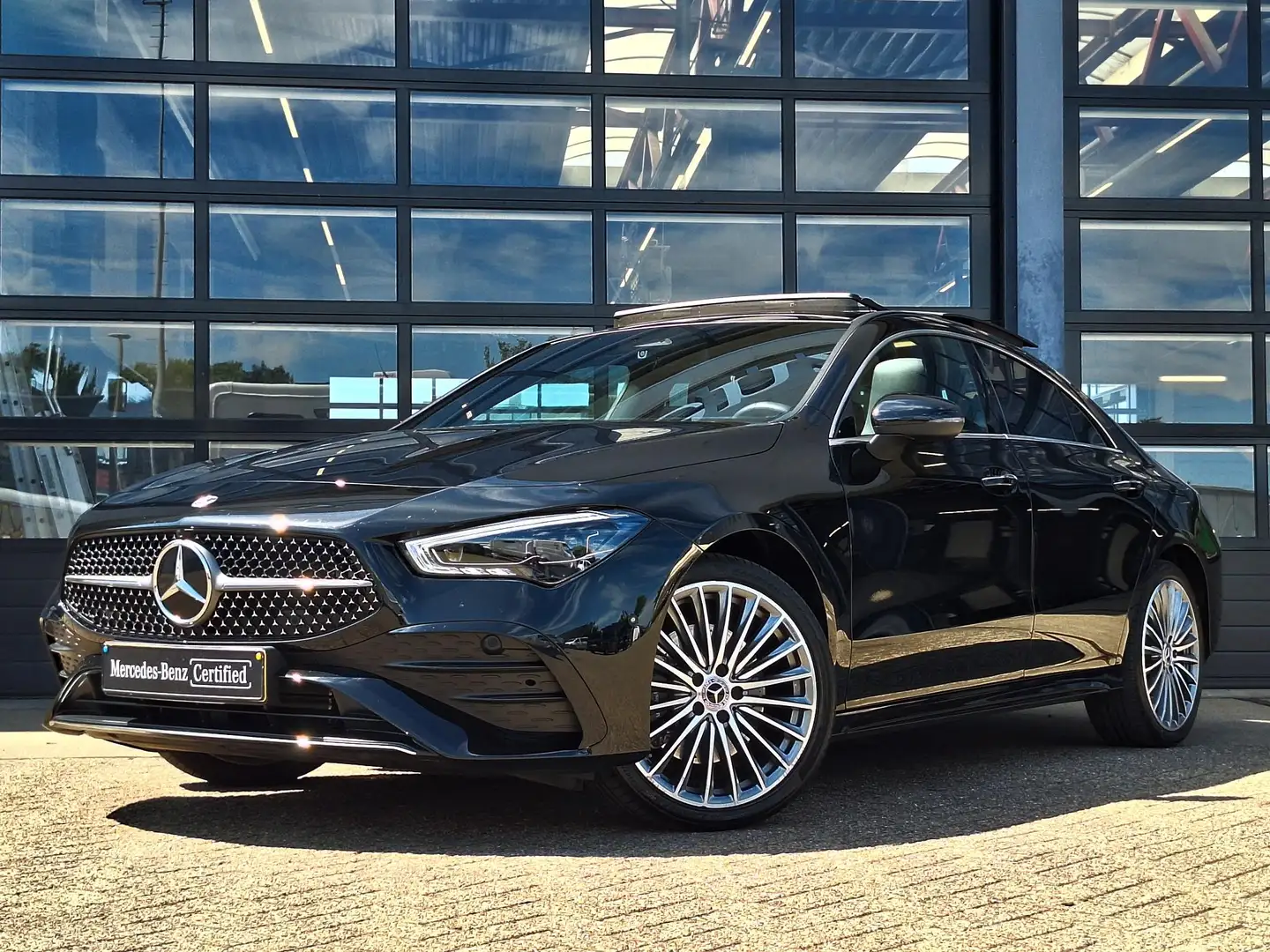 Mercedes-Benz CLA 250 e Star Edition AMG Line | Panoramadak | Multibeam Zwart - 2
