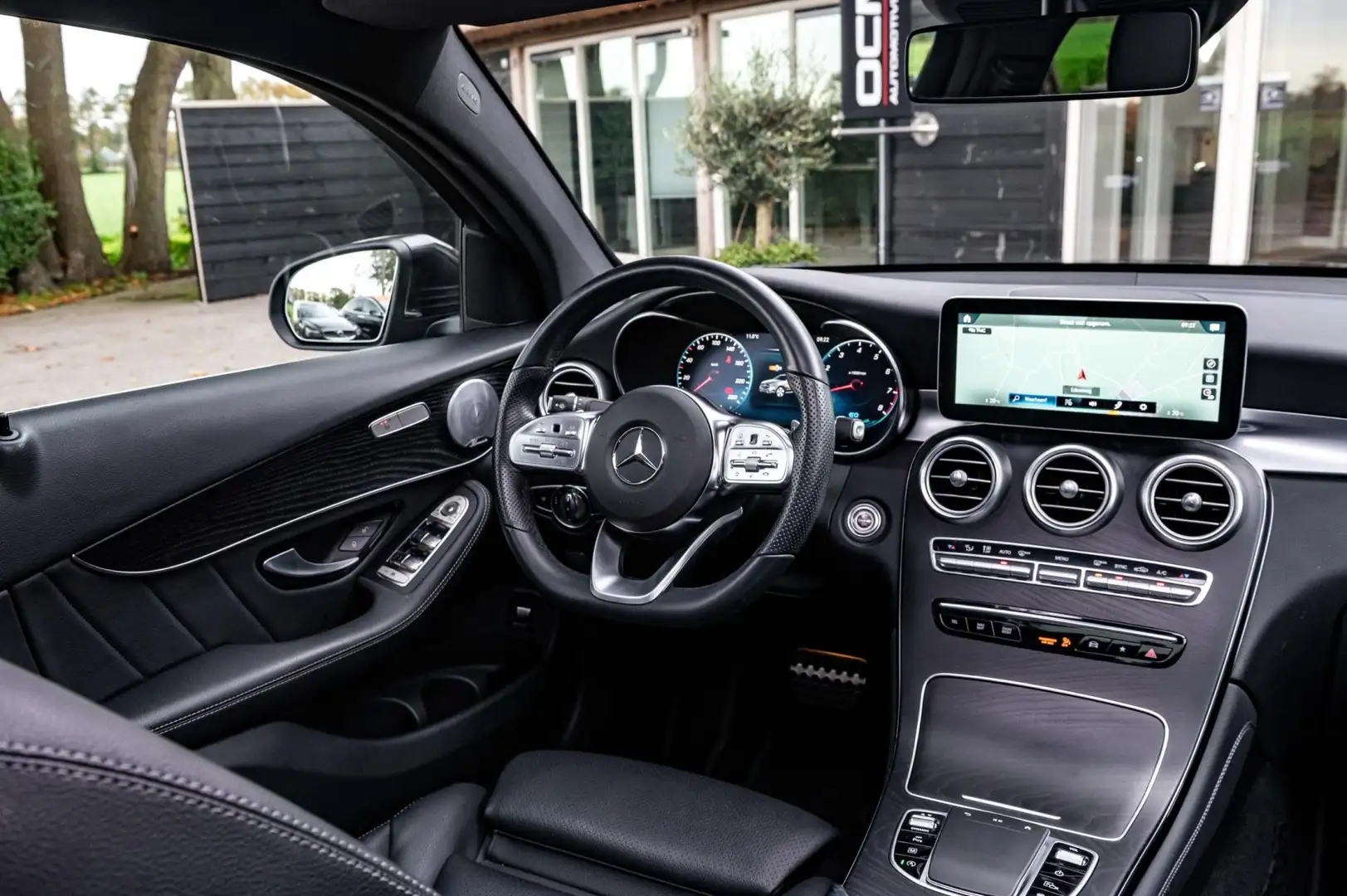 Mercedes-Benz GLC 200 Coupé Premium Plus AMG Line I 1 Eig I NL Auto I De Grijs - 2