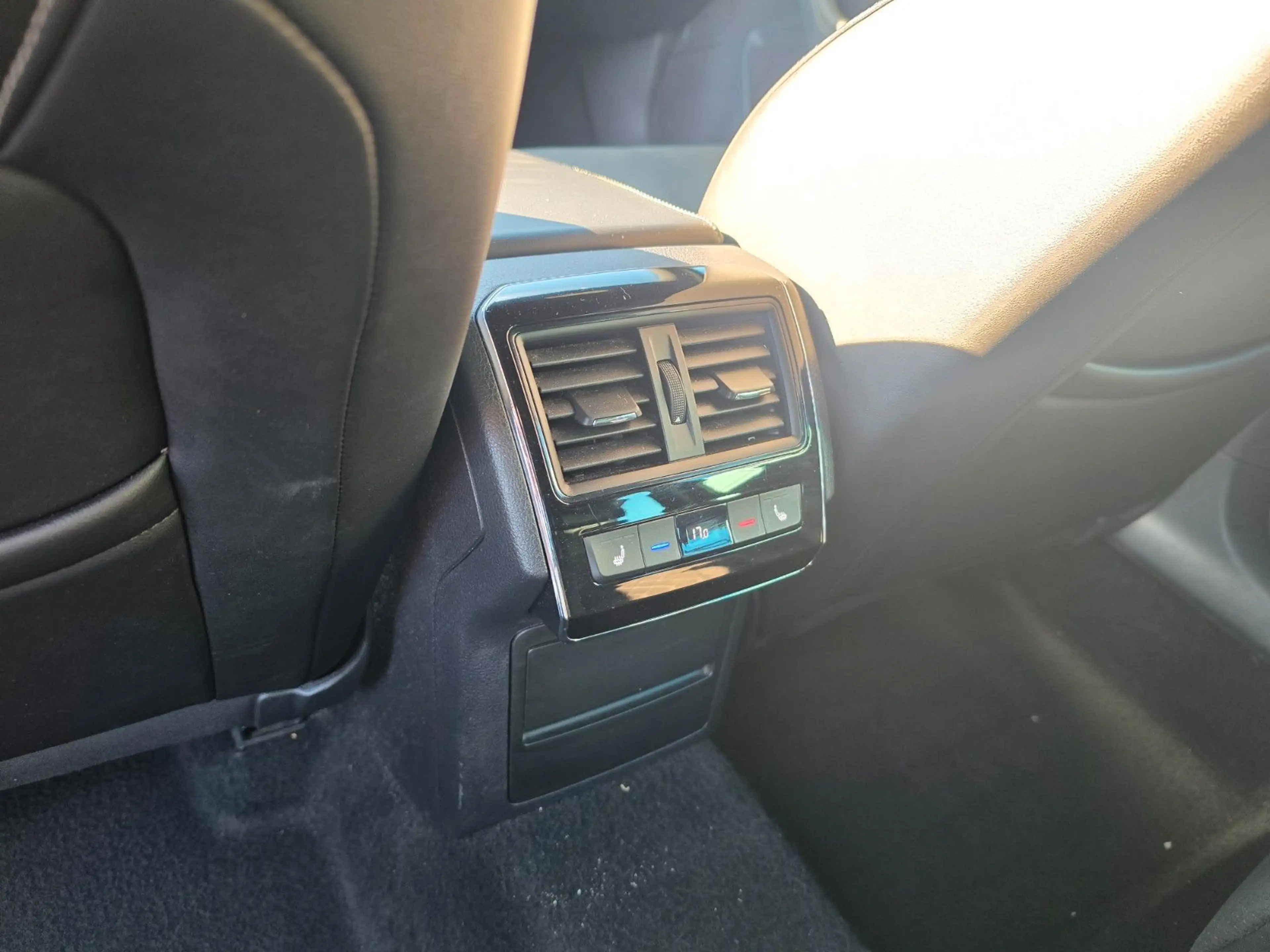 Skoda Superb Combi Sportline 4x4 — photo 14