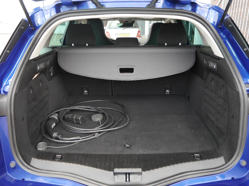 Renault Megane E-Tech Estate 1.6 Plug-In Hybrid 160 R.S. Line | Panoramd — photo 13