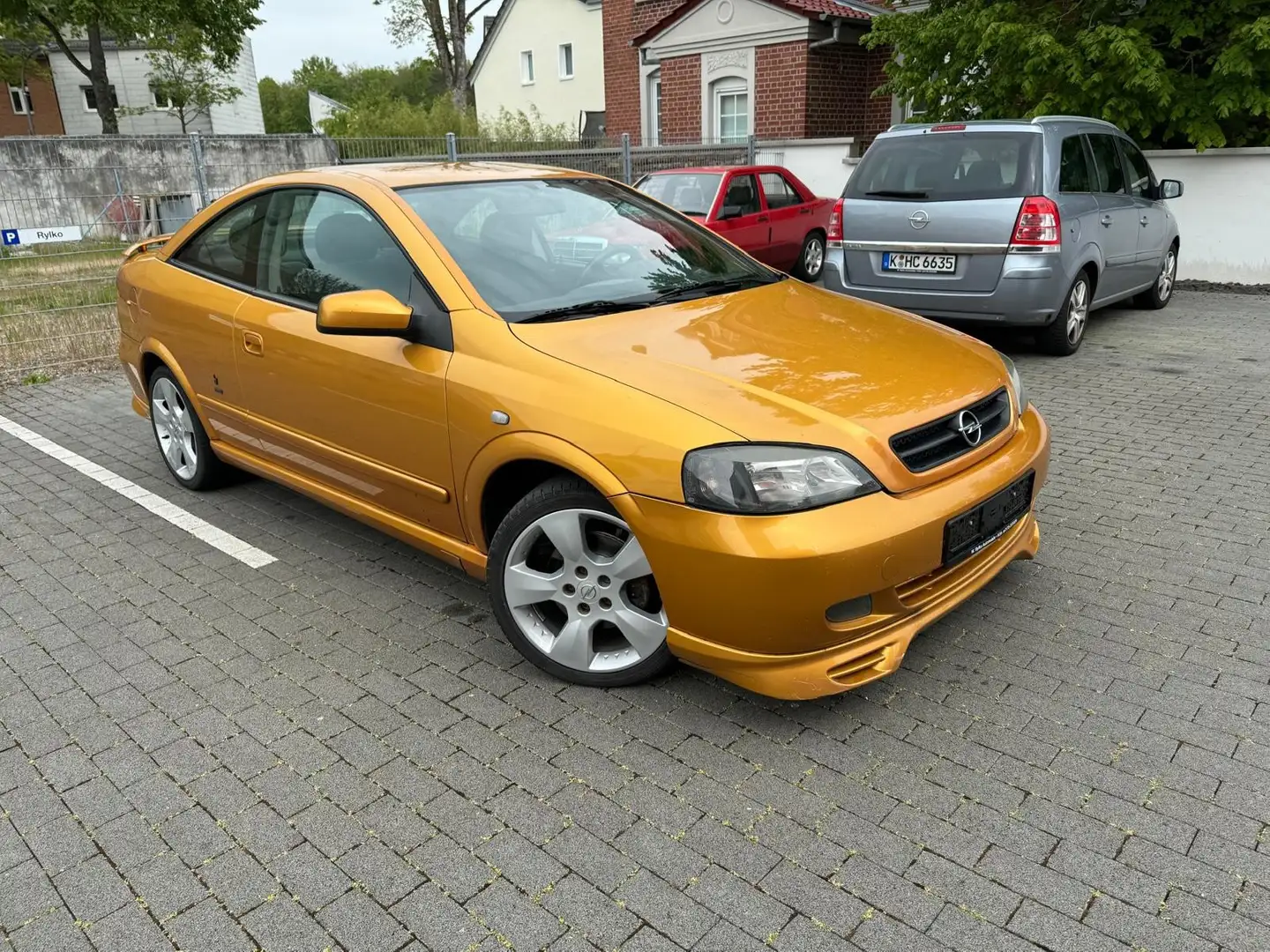 Opel Astra 1.8 16V Coupe Jaune - 1