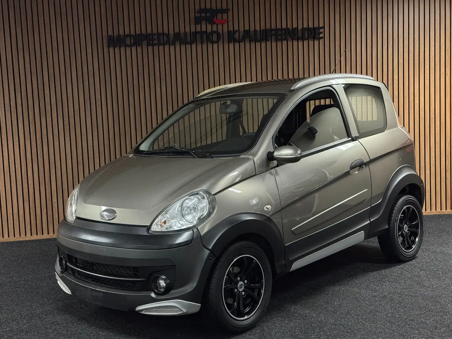 Microcar M.Go Highland X Army Green | leiser DCI Motor - 1