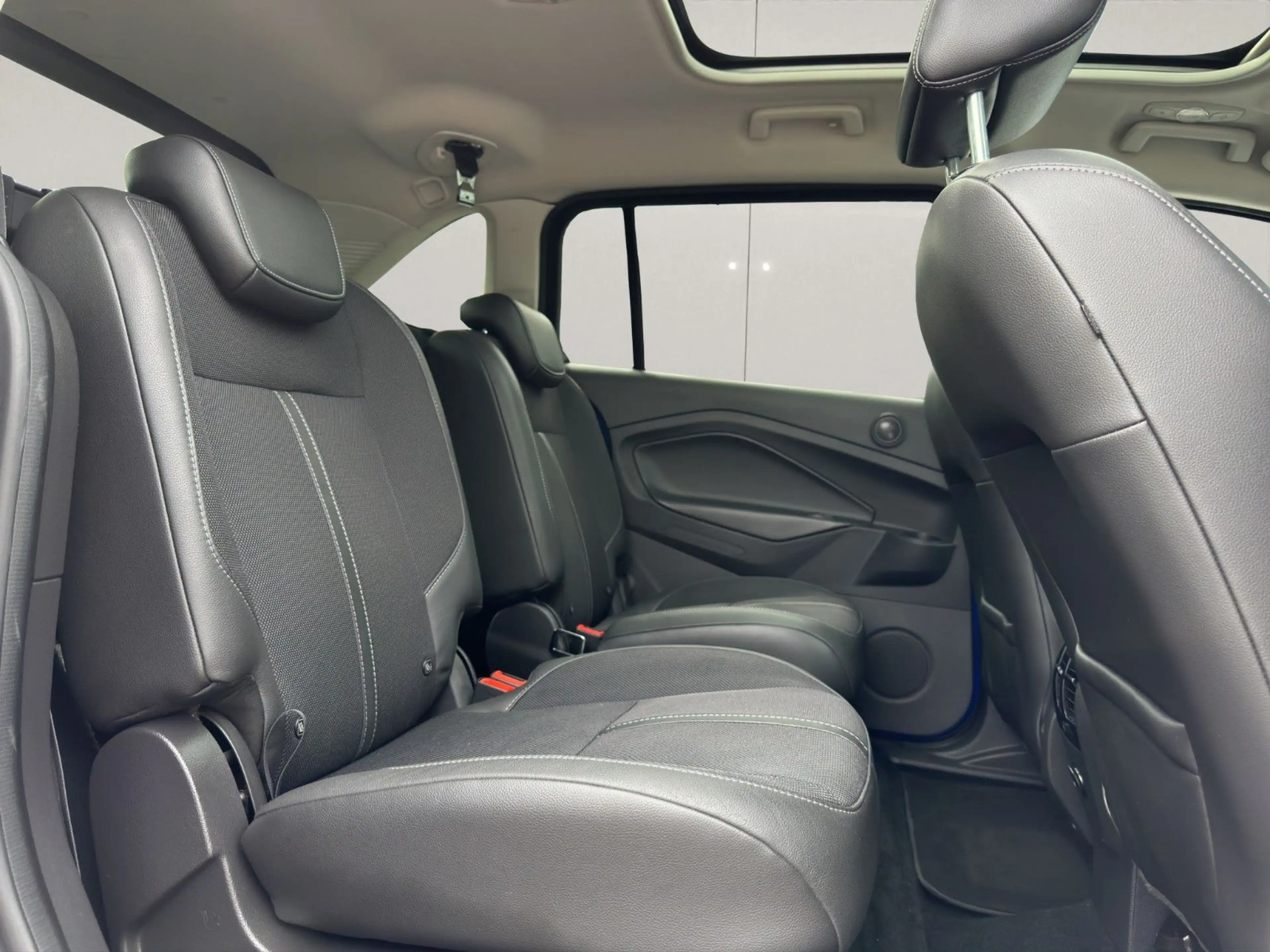Ford Grand C-Max 1,5 EcoBoost 110kW Titanium 6 Sitze — photo 24
