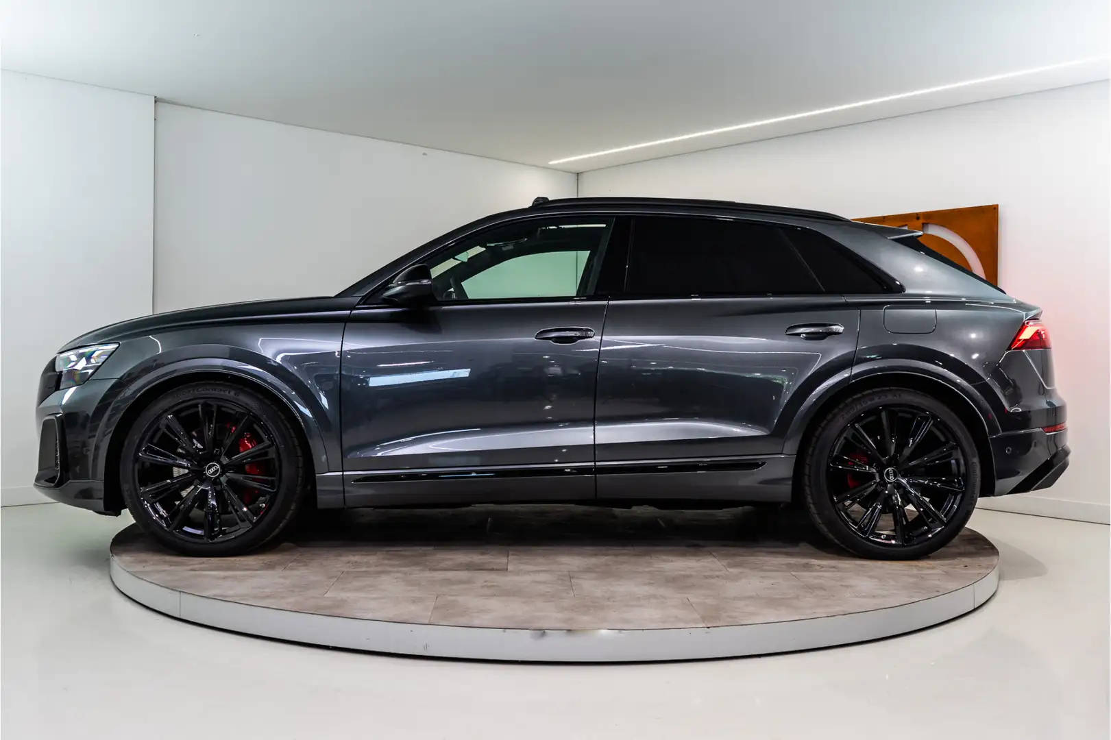 Audi Q8 60 TFSI E Quattro S-Edition Competition 490PK FACE Grijs - 2