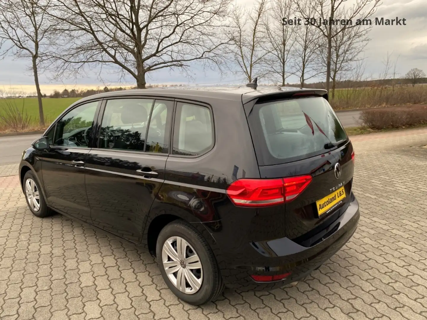 Volkswagen Touran Comfortline,2.0 TDI,LED,Navi,PDC,AHK1.Hand,SH,WKR, Zwart - 2