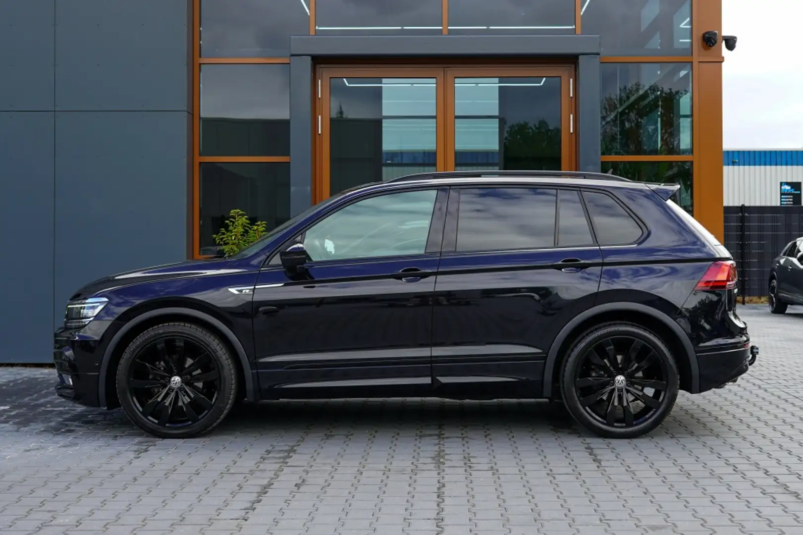 Volkswagen Tiguan 1.5 TSI Highl. Bus R | 3X R-Line | Pano | Trekhaak Zwart - 2