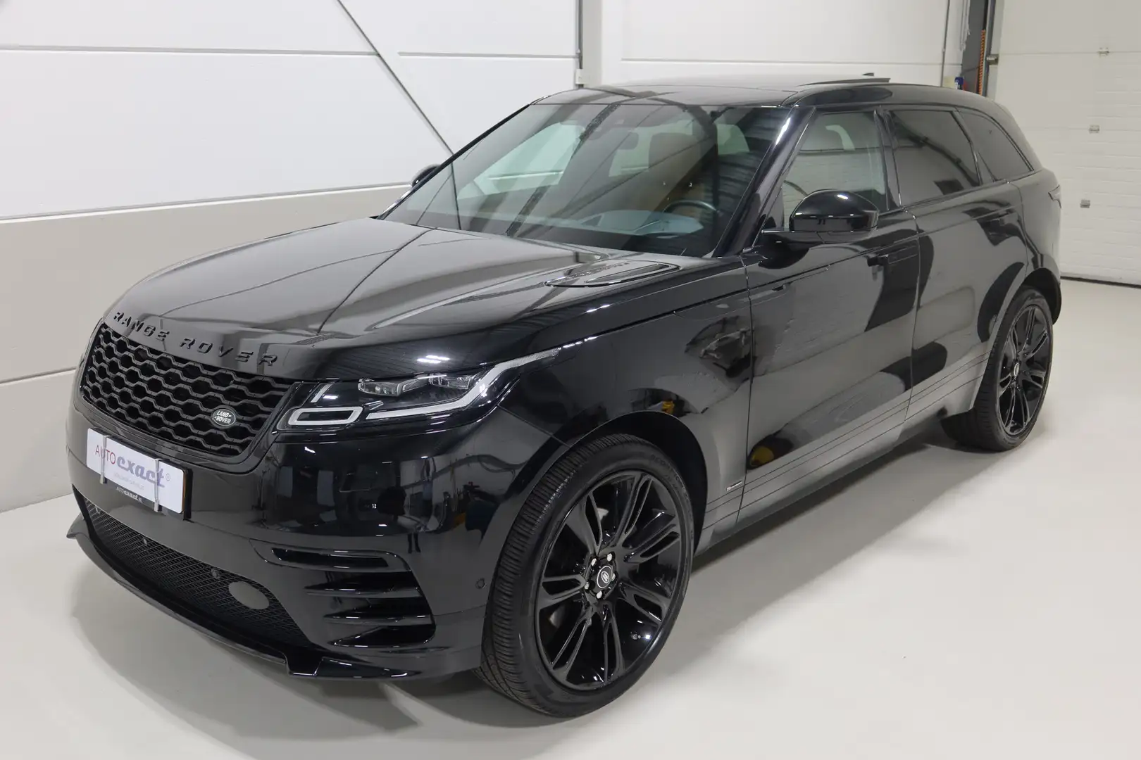 Land Rover Range Rover Velar 2.0 P300 Turbo AWD R-Dynamic HSE Zwart - 2