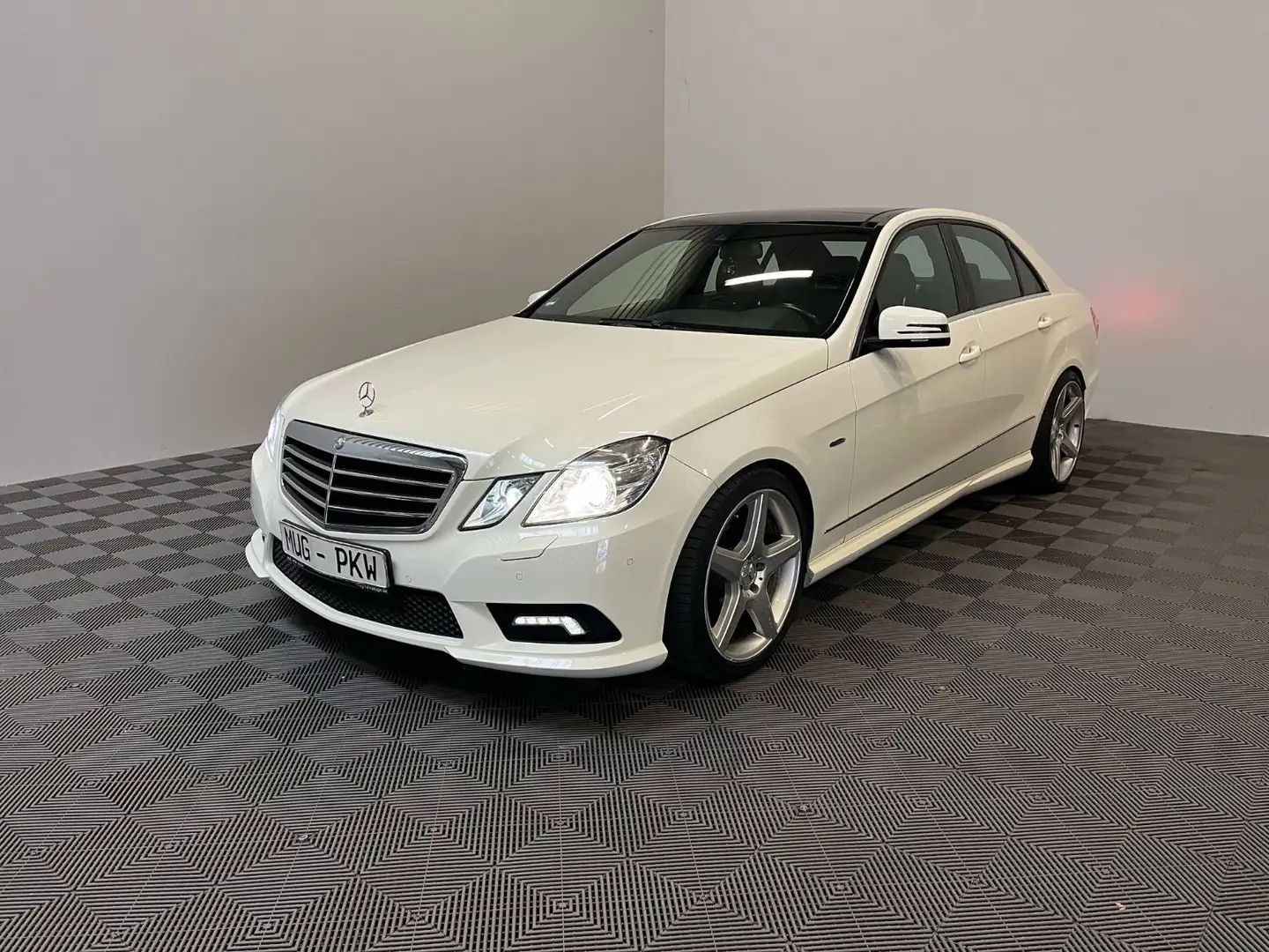 Mercedes-Benz E 250 CDI AMG Lim.BlueEfficiency*Pano-Leder-PDC* Weiß - 1