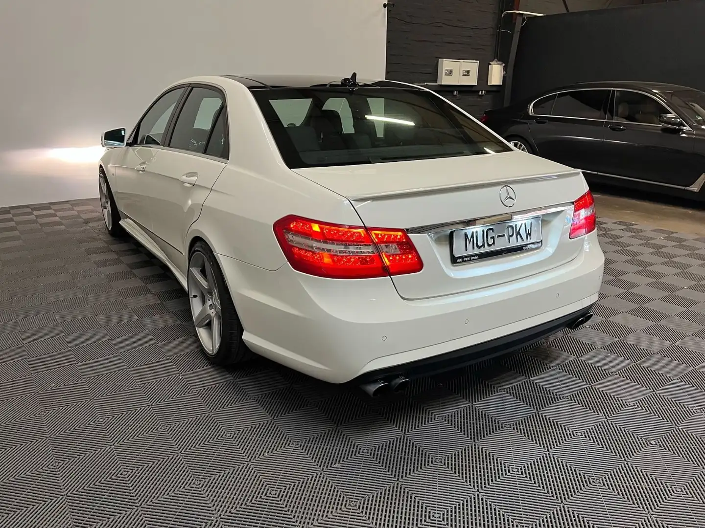 Mercedes-Benz E 250 CDI AMG Lim.BlueEfficiency*Pano-Leder-PDC* Weiß - 2