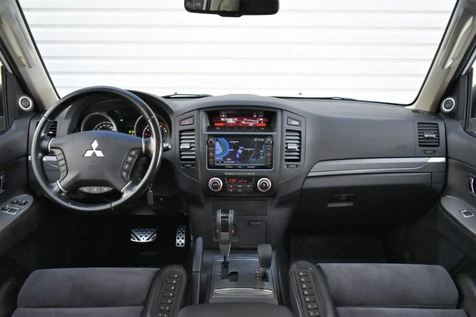 Mitsubishi Pajero 3.2 DI-D 16V aut. 3p. Edition DPF Alb - 2