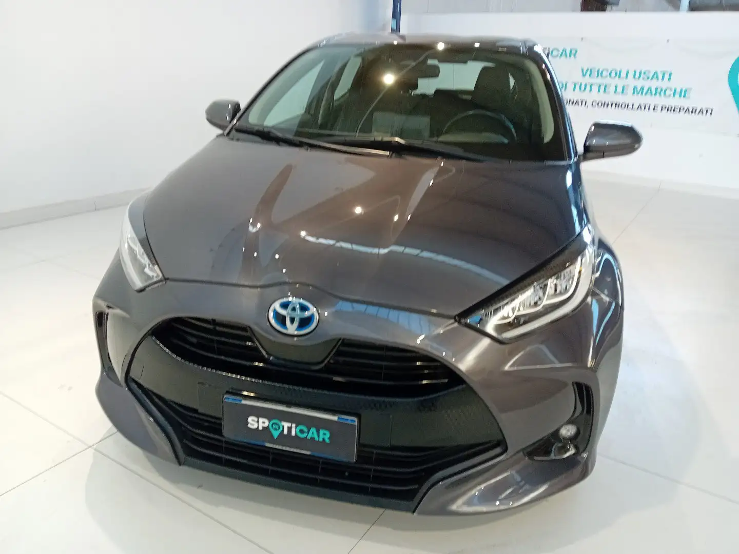 Toyota Yaris Yaris 1.5 Hybrid 5 porte Trend Grijs - 2