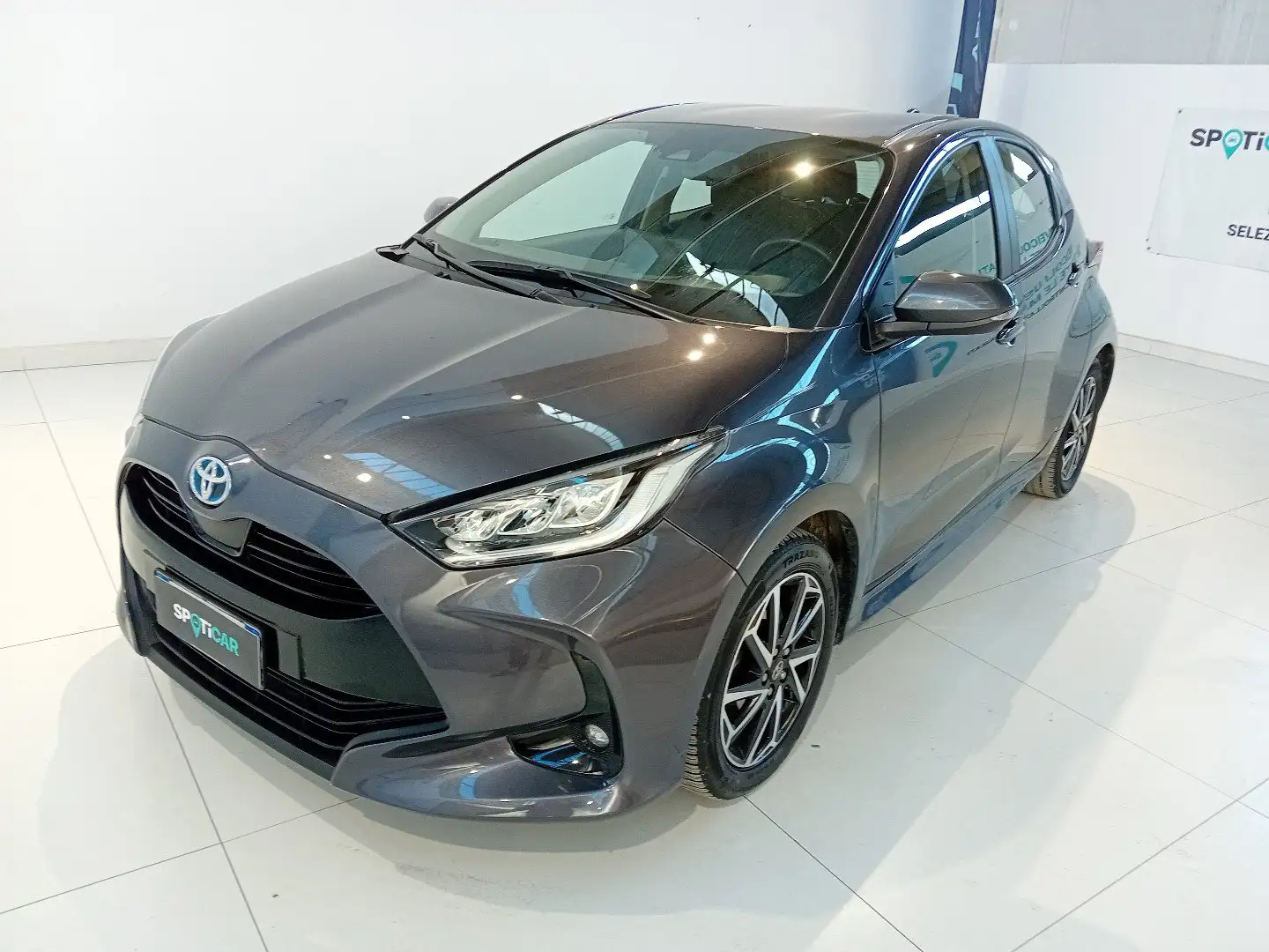 Toyota Yaris Yaris 1.5 Hybrid 5 porte Trend Grijs - 1