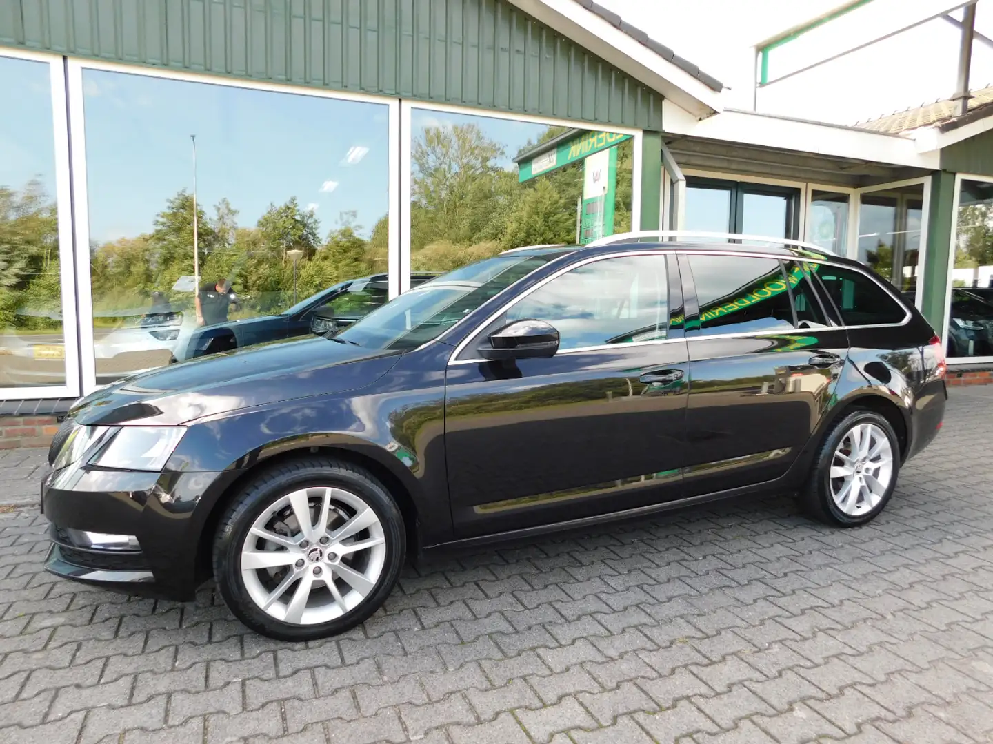 Skoda Octavia 1.0TSI 116PK DSG CLEVER!! All-in Prijs! Zwart - 1
