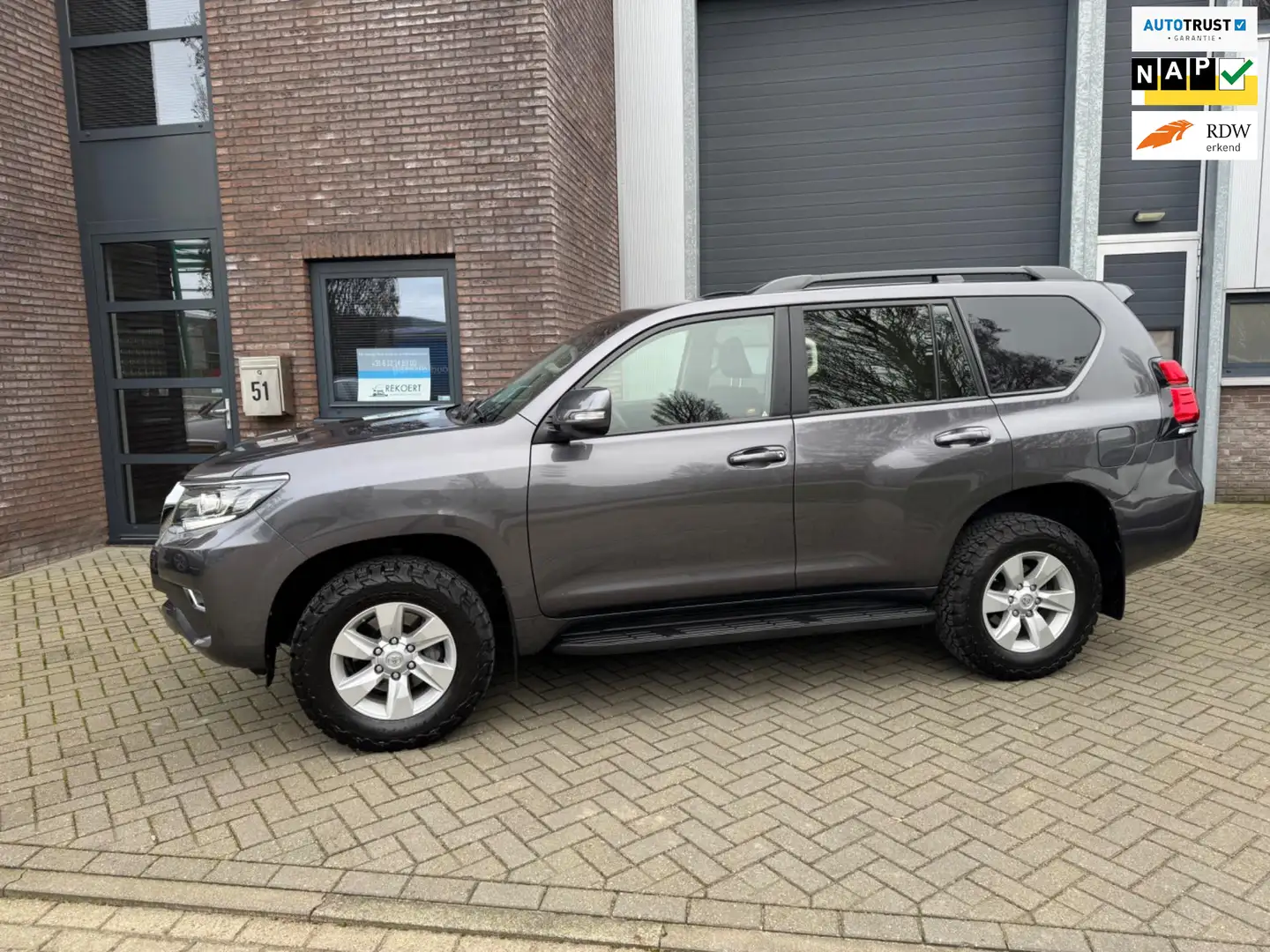 Toyota Land Cruiser 2.8 D-4D 204PK Window Van, Standkachel, LED, Navi, Grijs - 1