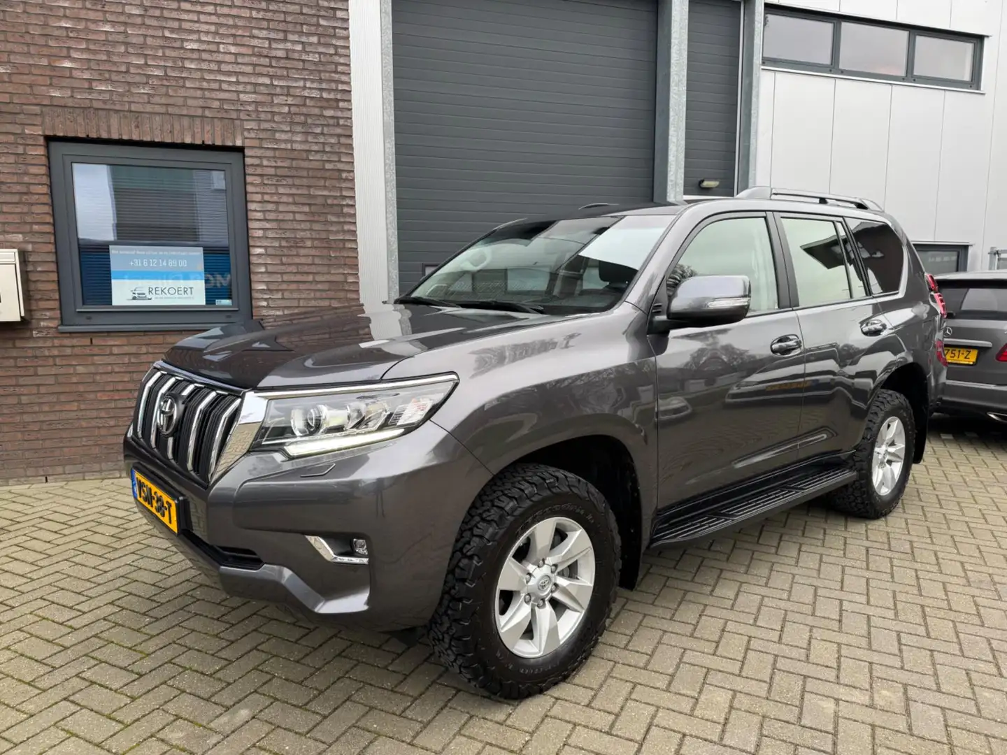 Toyota Land Cruiser 2.8 D-4D 204PK Window Van, Standkachel, LED, Navi, Grijs - 2