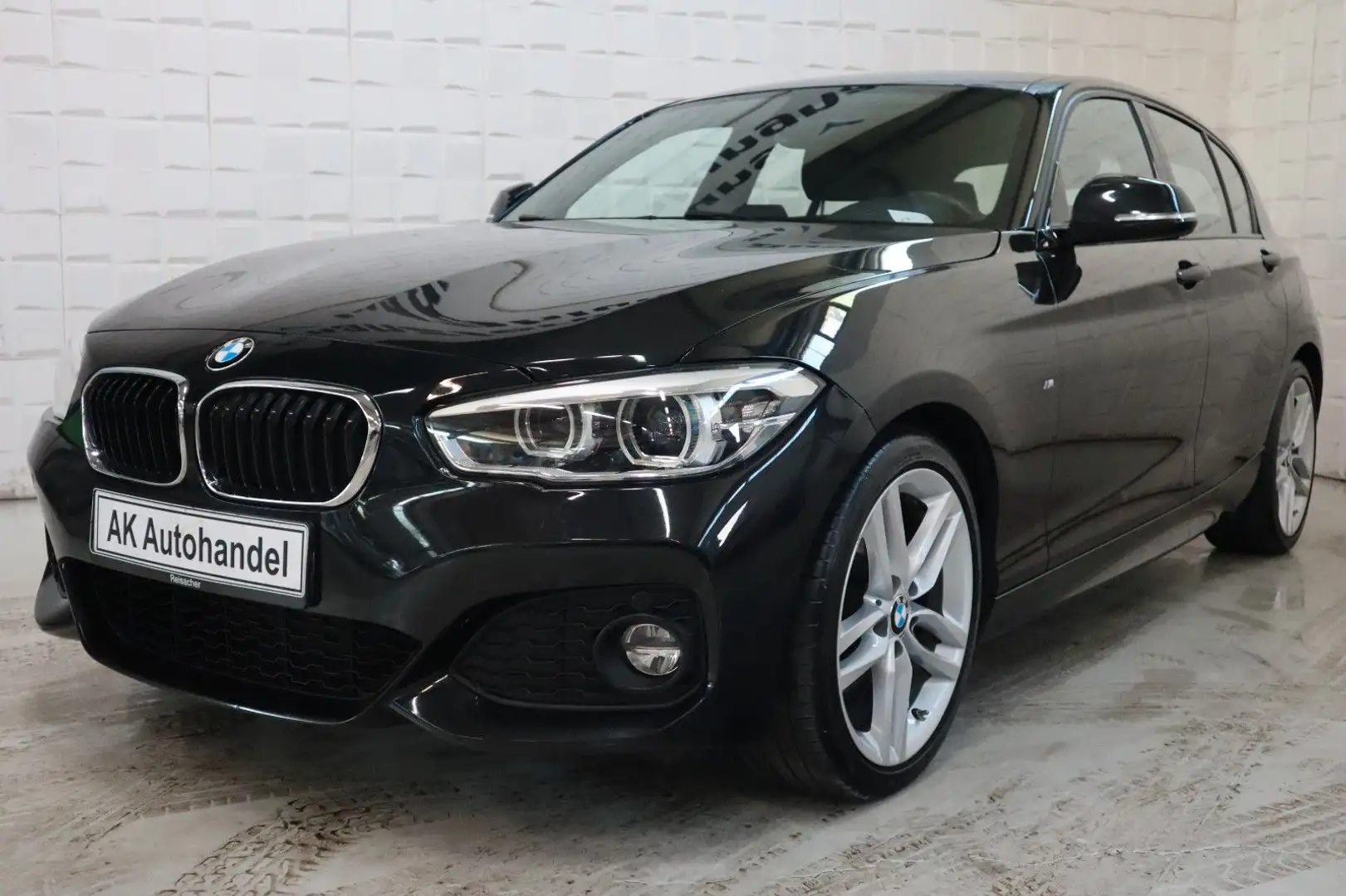 BMW 120 i Lim. 5-trg. M Sport LED Navi Alcantara PDC Schwarz - 1