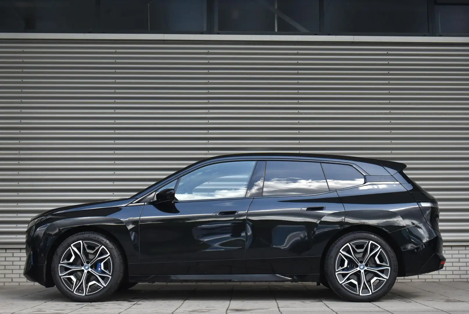 BMW iX M60 M sport /  Sky Lounge / Trekhaak / 22 inch Zwart - 2