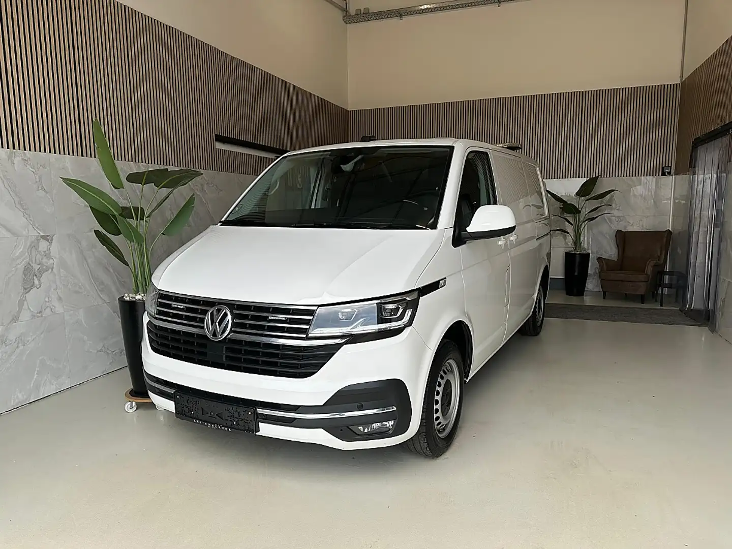 Volkswagen T6.1 Transporter L1H1 Standheizung, AHK, Front Assist, Servotron... Weiß - 1