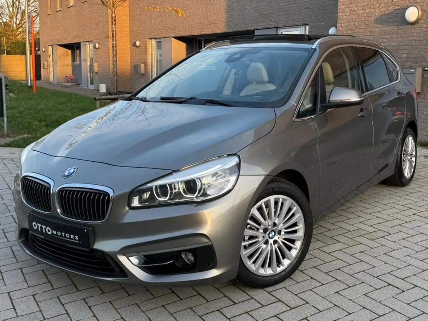 BMW 218 218d Active Tourer Luxury Line Brons - 1