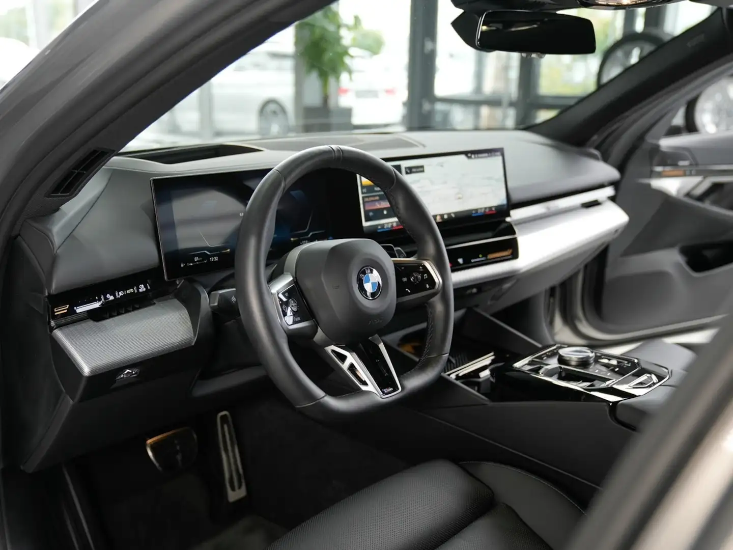 BMW 520 520d xDrive Touring M SPORT PRO 360K AHK Harman Grau - 2