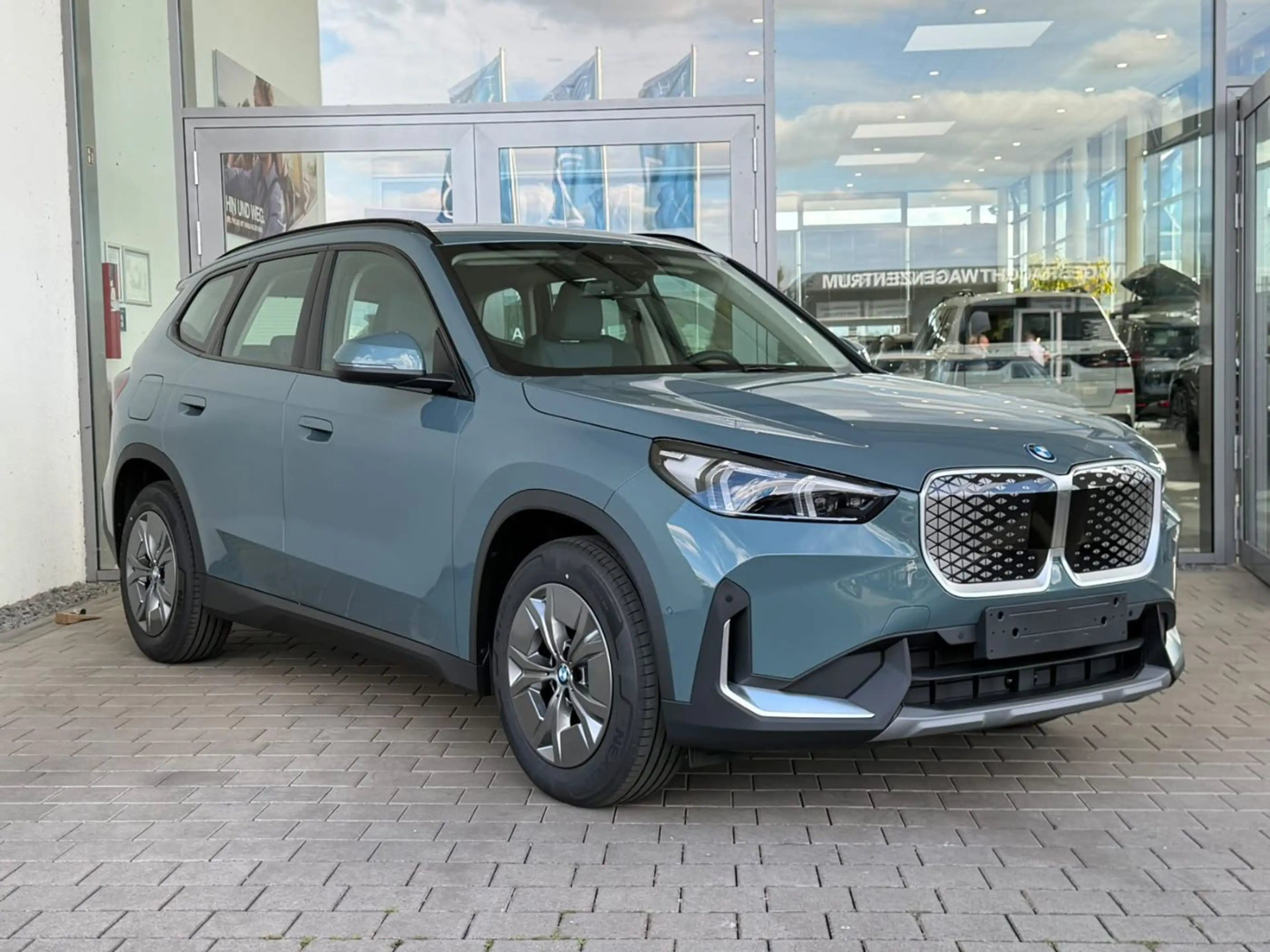BMW iX1 eDrive20 **sofort verfügbar** AHK, el. Sitze — photo 2