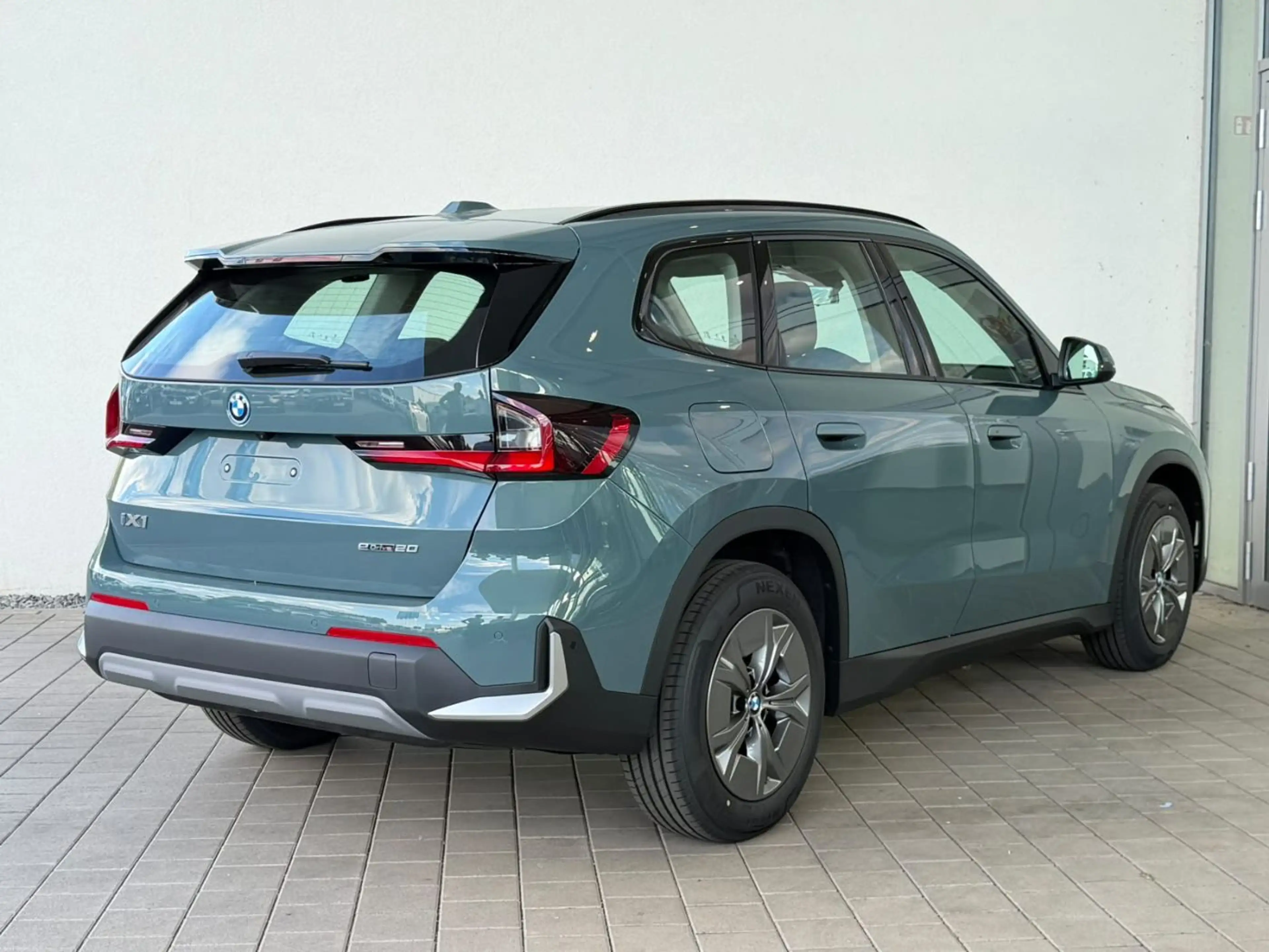 BMW iX1 eDrive20 **sofort verfügbar** AHK, el. Sitze — photo 3