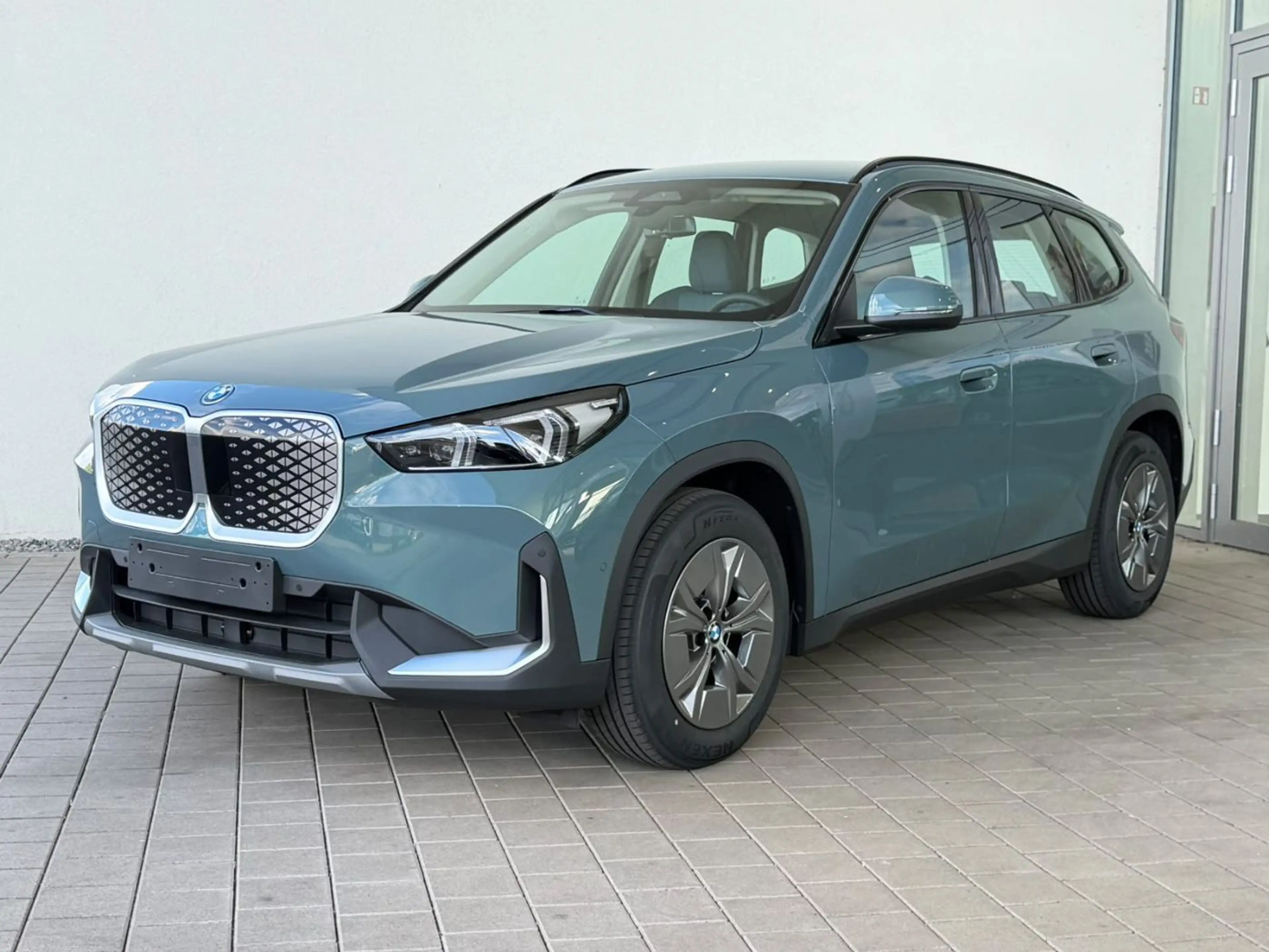 BMW iX1 eDrive20 **sofort verfügbar** AHK, el. Sitze