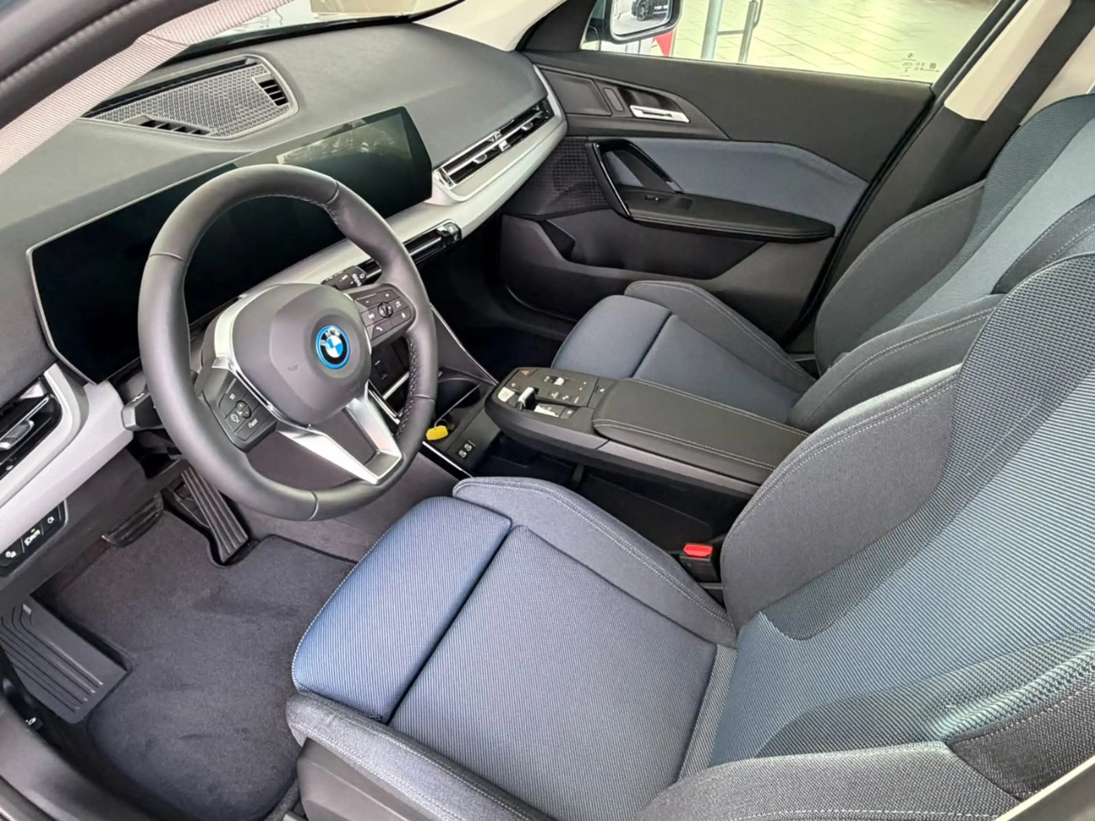 BMW iX1 eDrive20 **sofort verfügbar** AHK, el. Sitze — photo 5